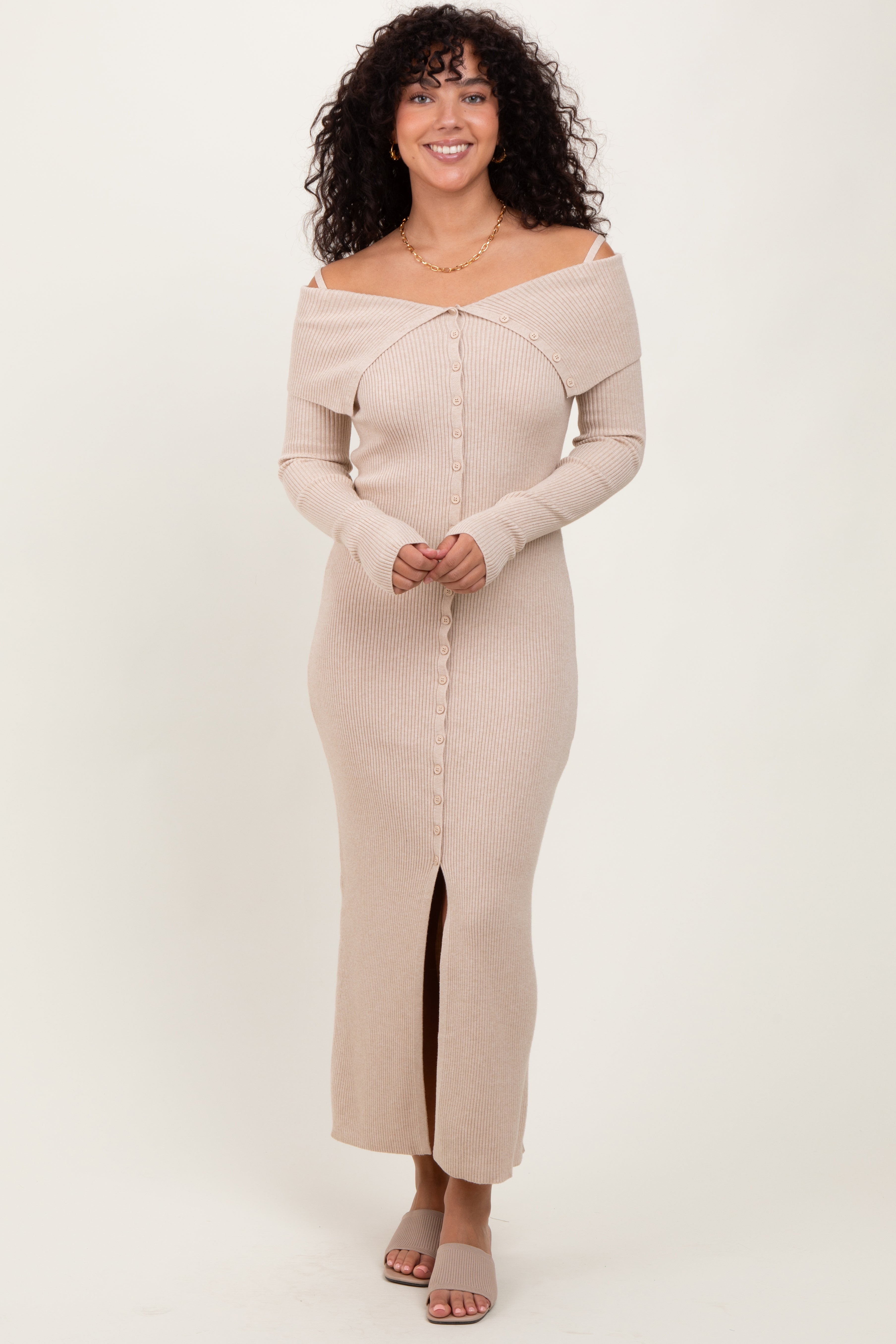 Beigefarbenes schulterfreies Umstands-Maxikleid im langen Cardigan-Stil