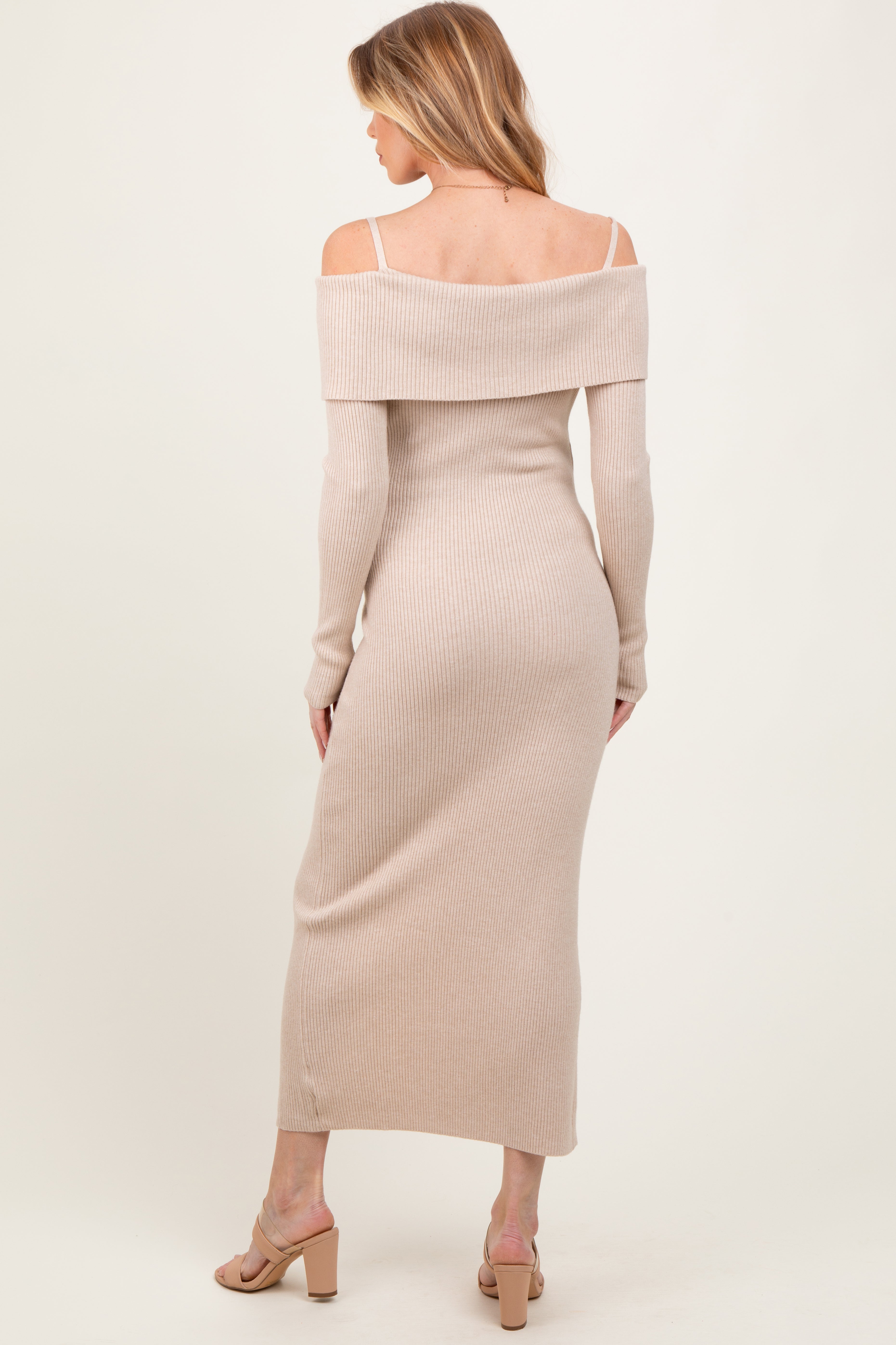 Beigefarbenes schulterfreies Umstands-Maxikleid im langen Cardigan-Stil