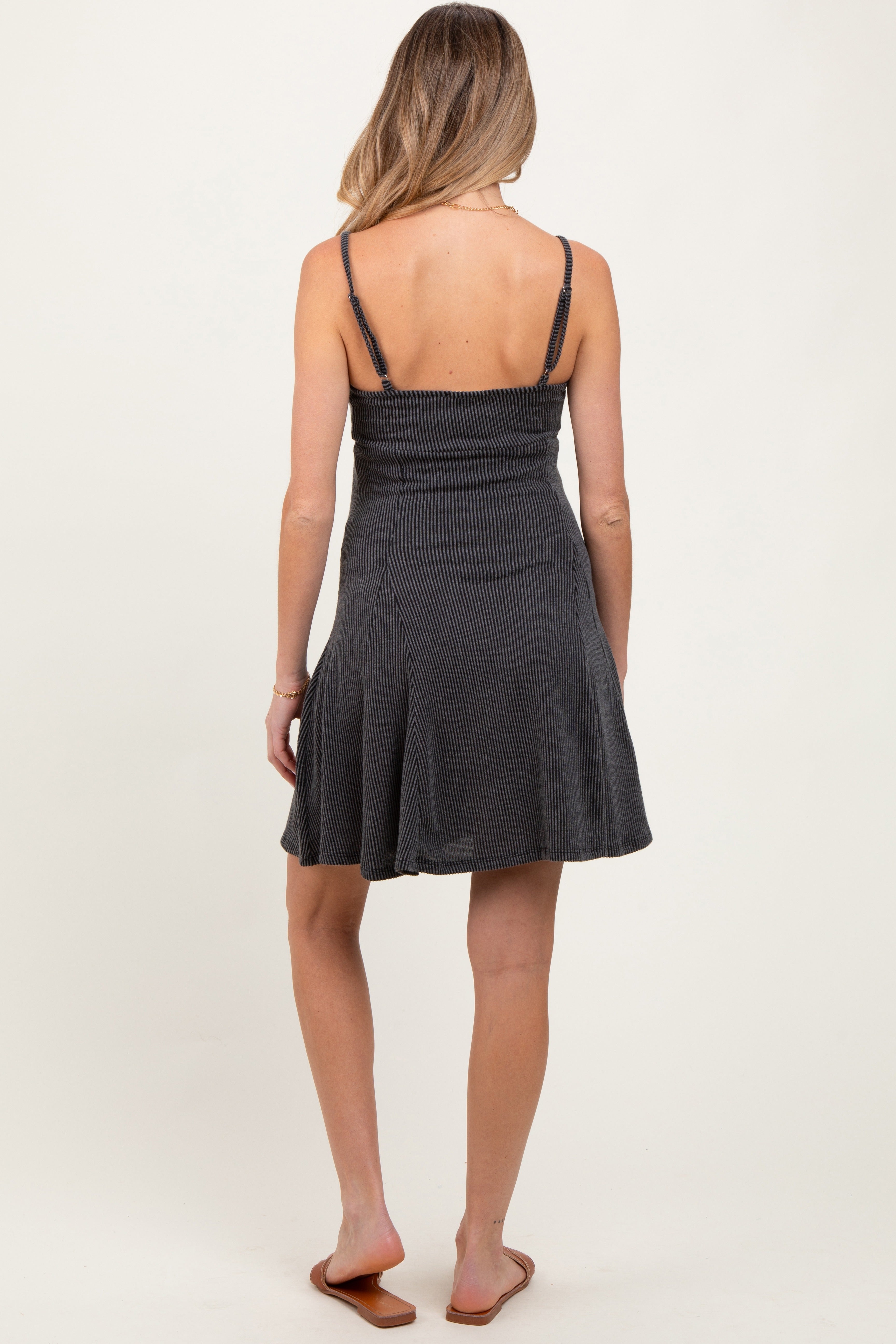 Anthrazitfarbenes ärmelloses Umstands-Minikleid aus Rippstrick mit verstellbaren Trägern