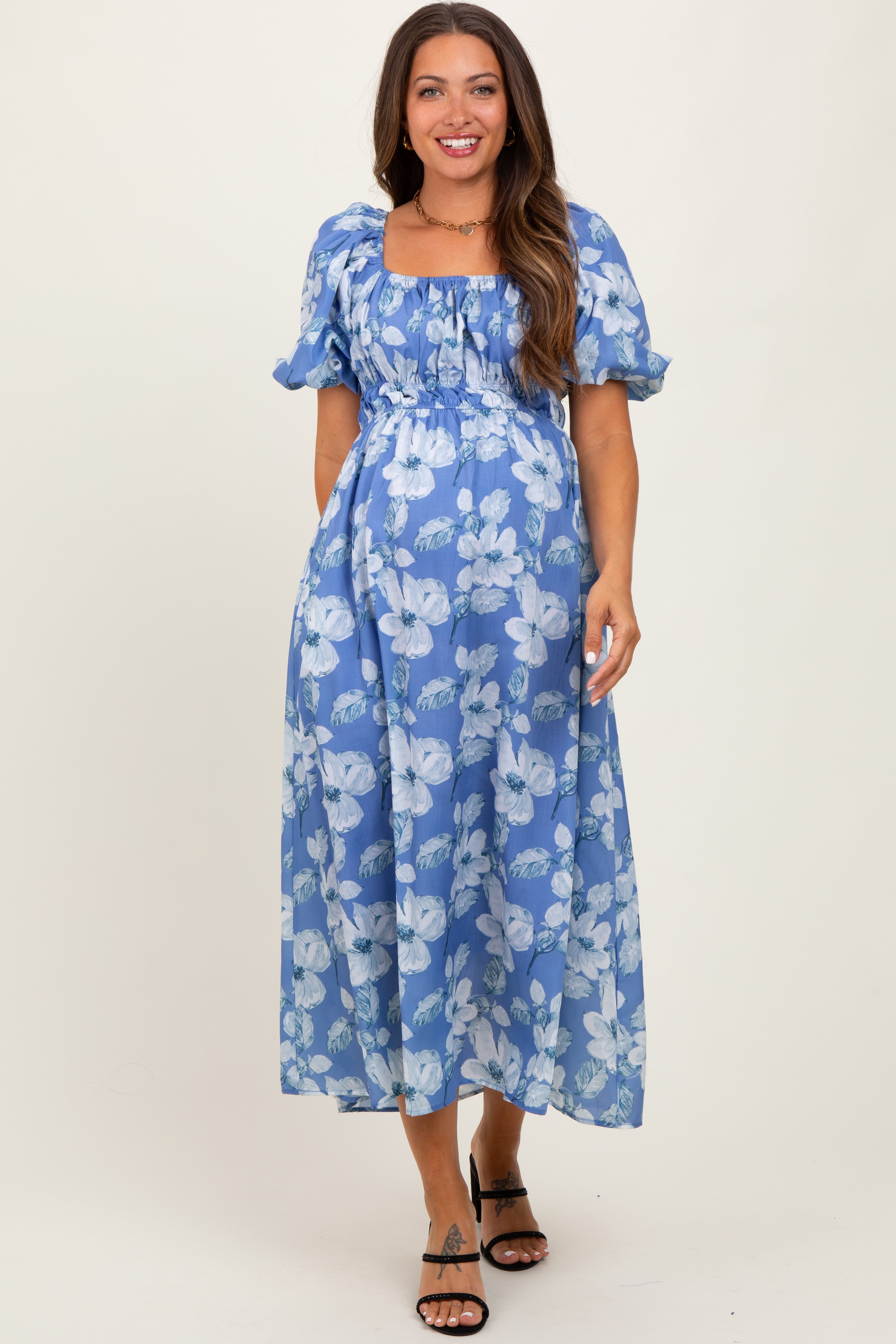 Geblümtes Umstands-Midikleid mit eckigem Ausschnitt in Blau