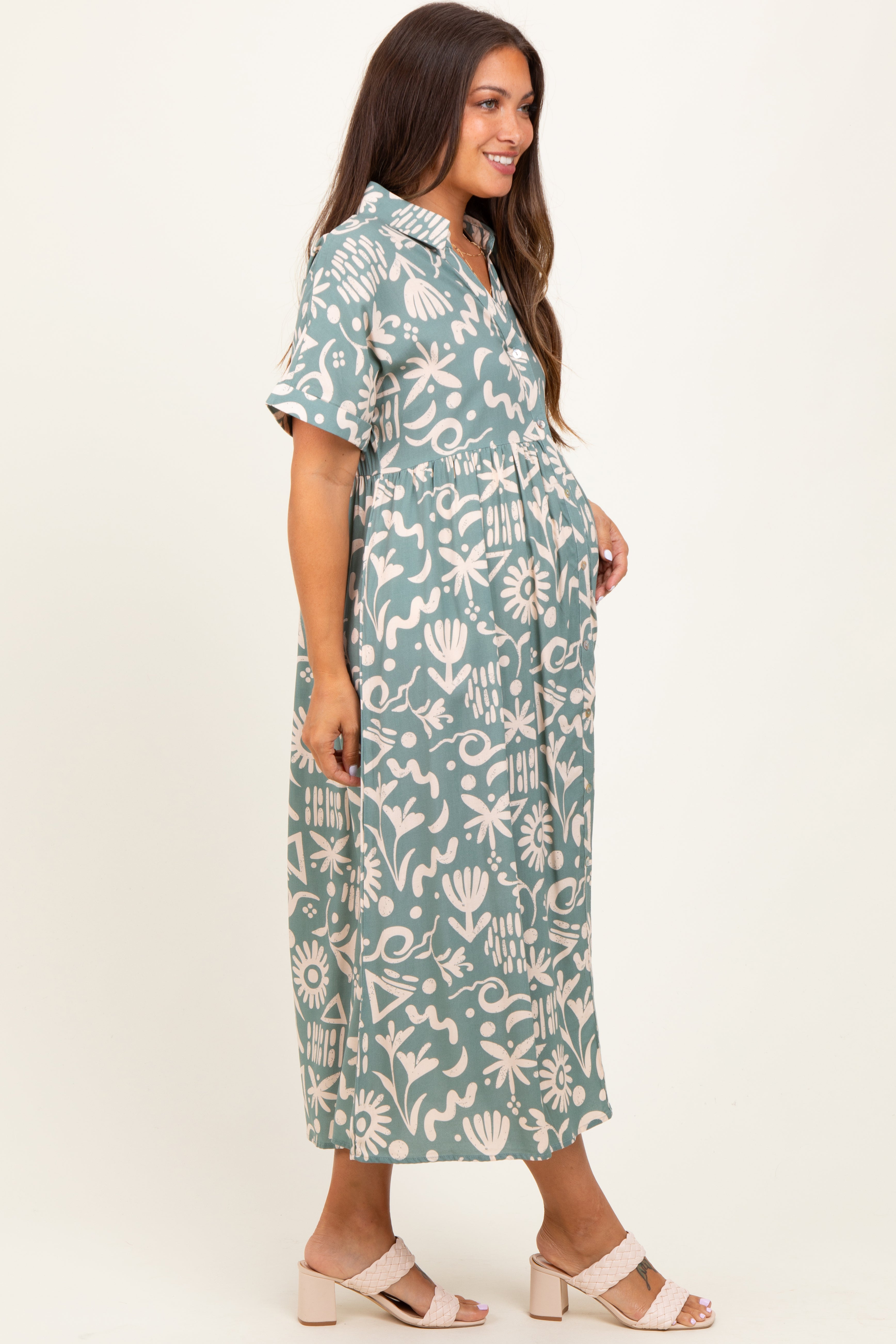 Mintgrünes Umstands-Midikleid im Hemdblusenstil mit abstraktem Blumenmuster