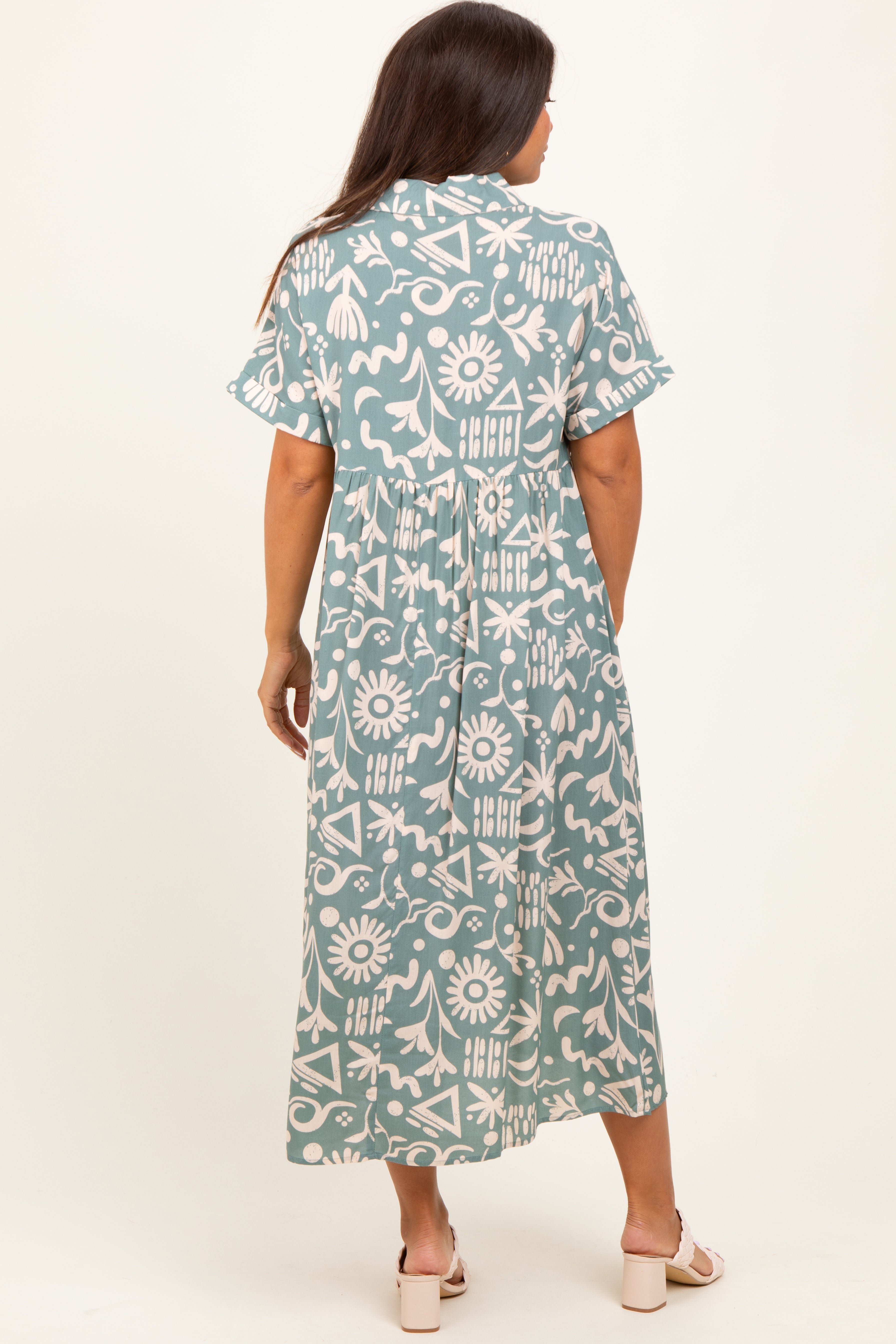 Mintgrünes Umstands-Midikleid im Hemdblusenstil mit abstraktem Blumenmuster