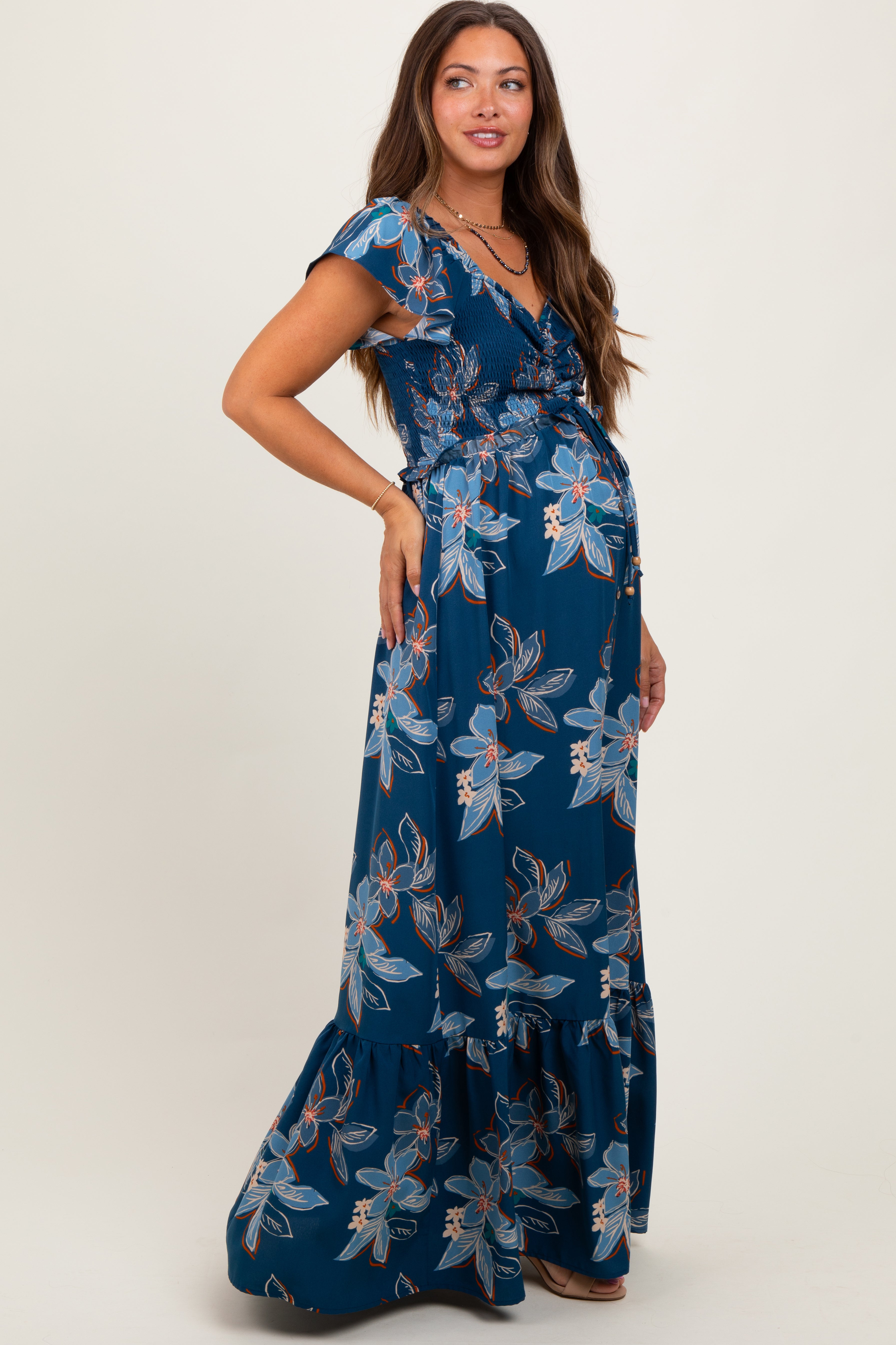Marineblaues Umstandsmaxikleid mit Blumenmuster und gesmoktem, gerafftem Oberteil
