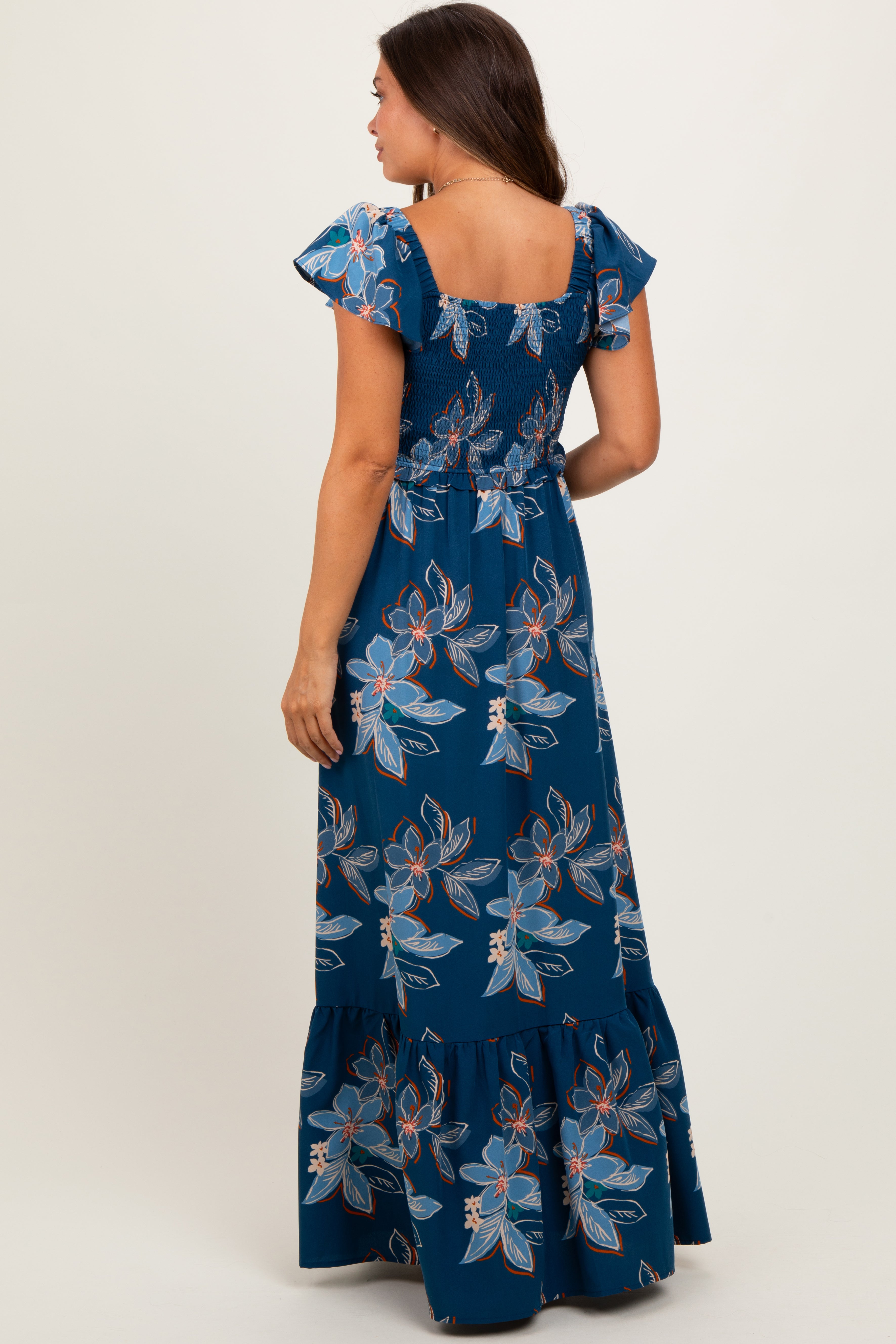 Marineblaues Umstandsmaxikleid mit Blumenmuster und gesmoktem, gerafftem Oberteil