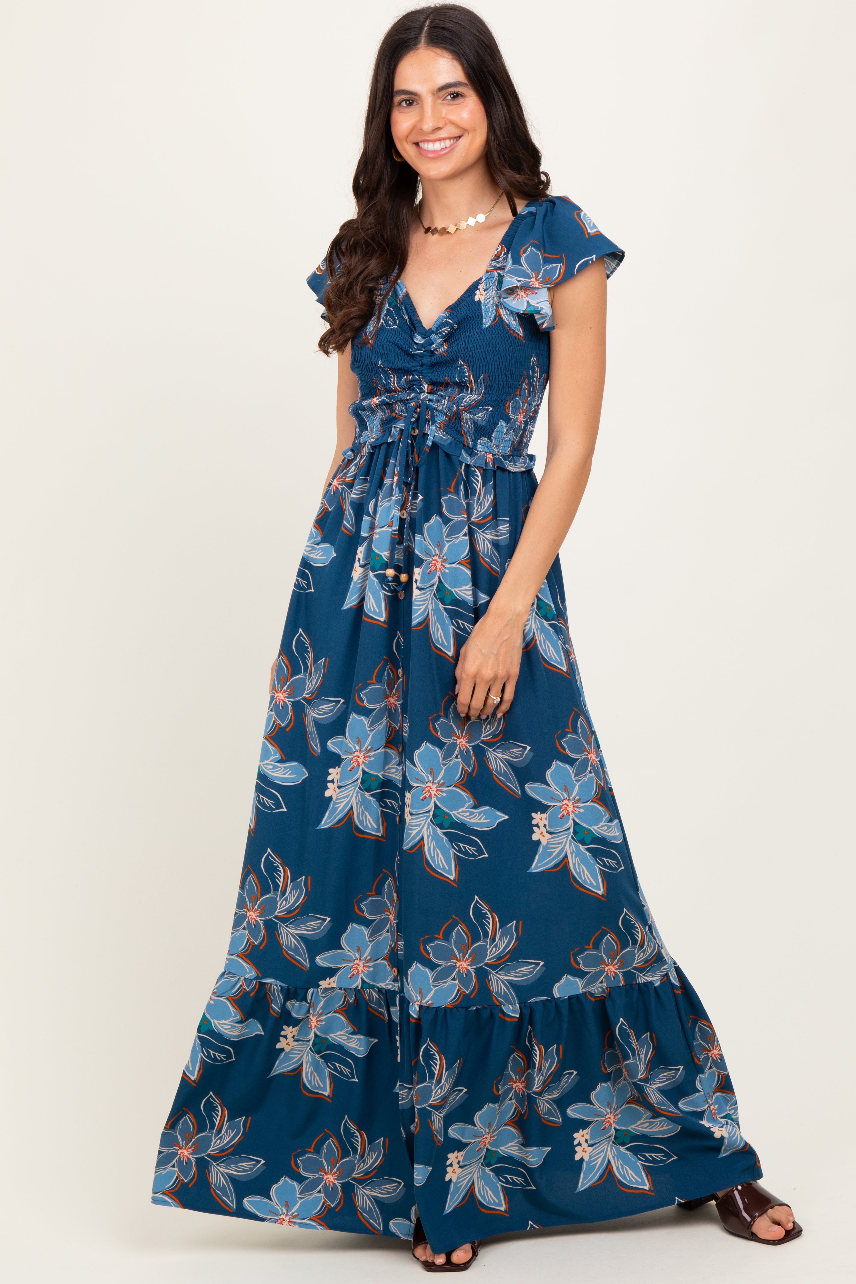 Marineblaues Umstandsmaxikleid mit Blumenmuster und gesmoktem, gerafftem Oberteil