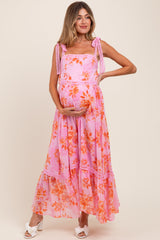 Rosa Umstands-Maxikleid mit Blumenmuster, Schulterbändern und Stufenrock