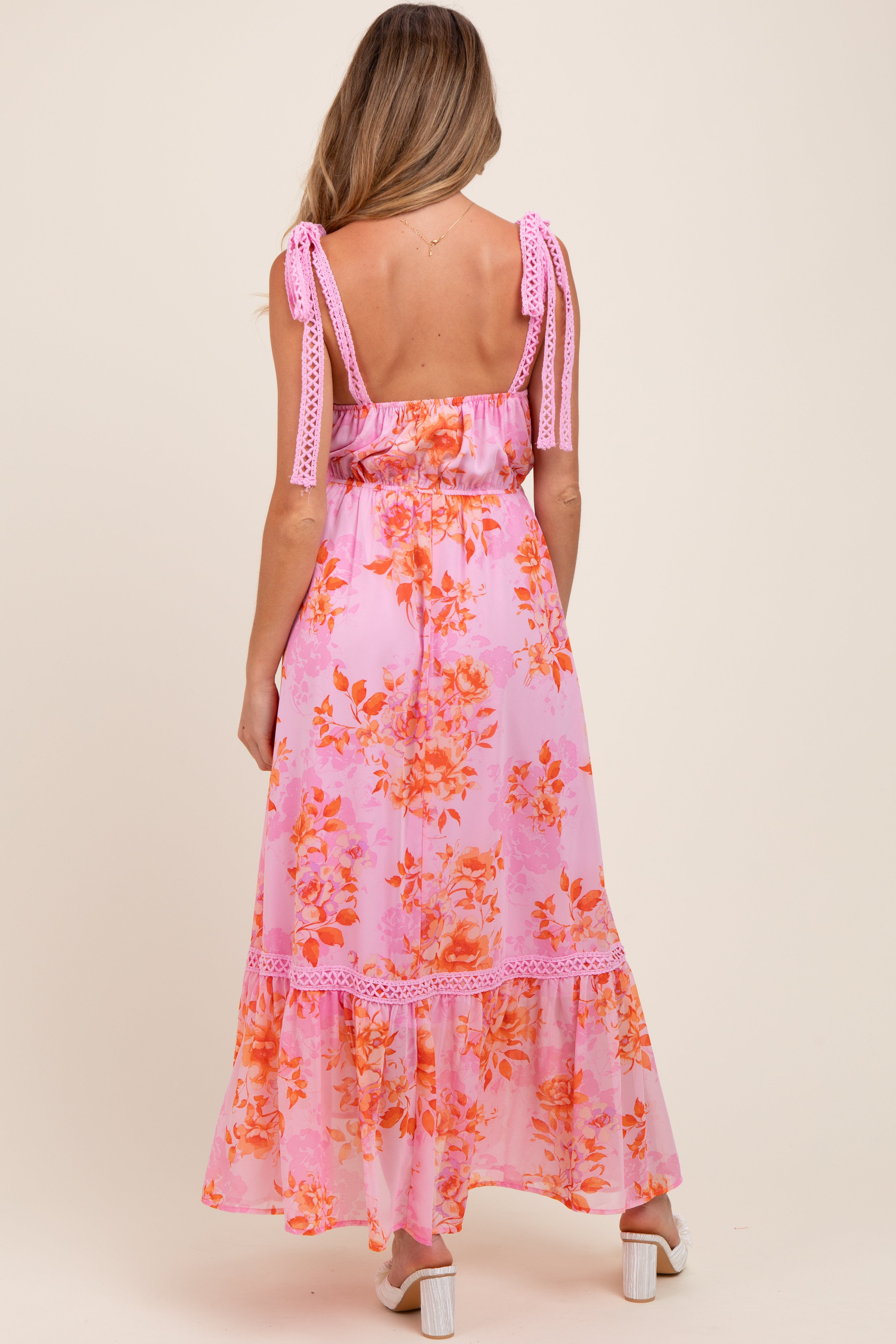 Rosa Umstands-Maxikleid mit Blumenmuster, Schulterbändern und Stufenrock
