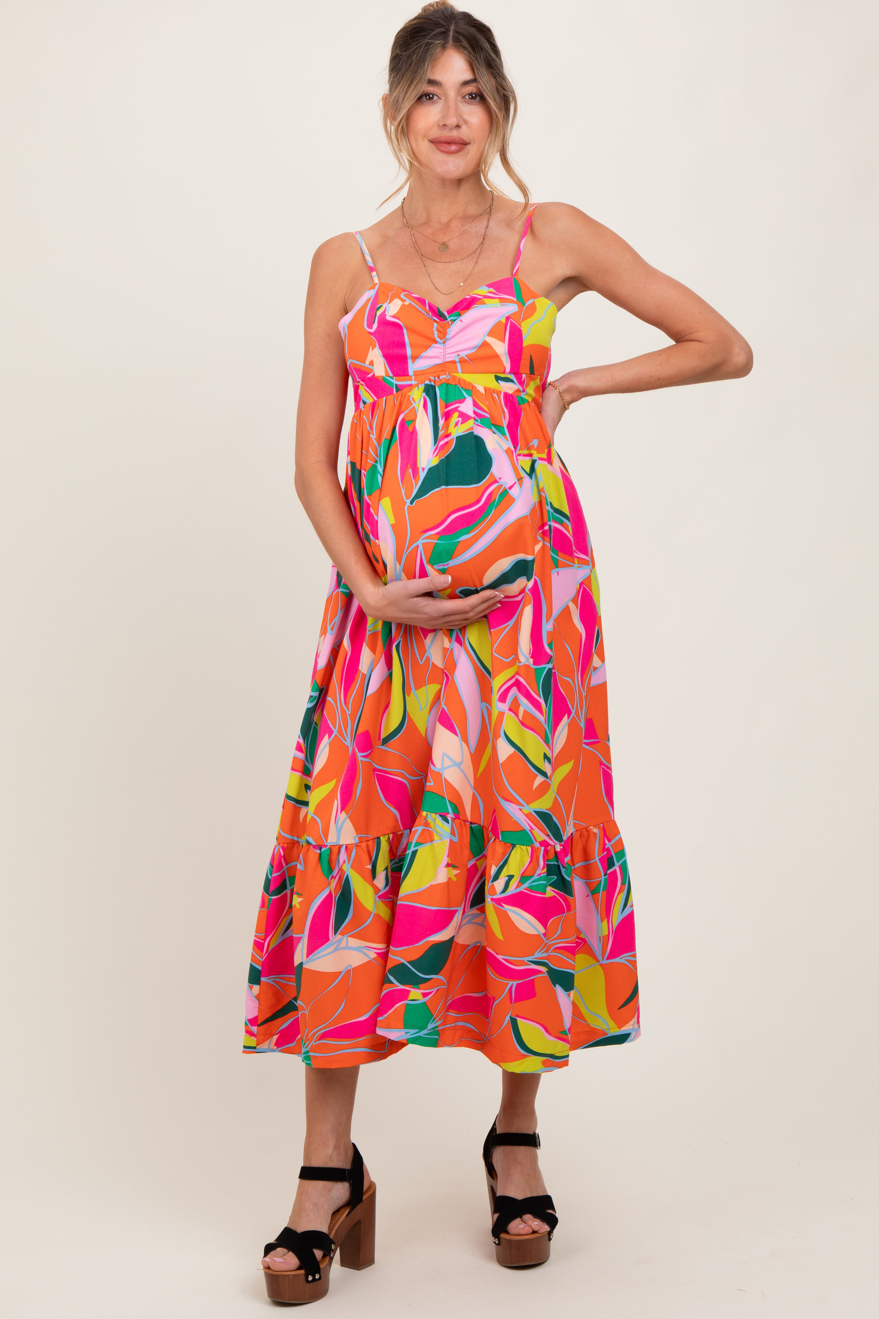 Oranges Umstands-Maxikleid mit Blätterdruck und Rückenbindung