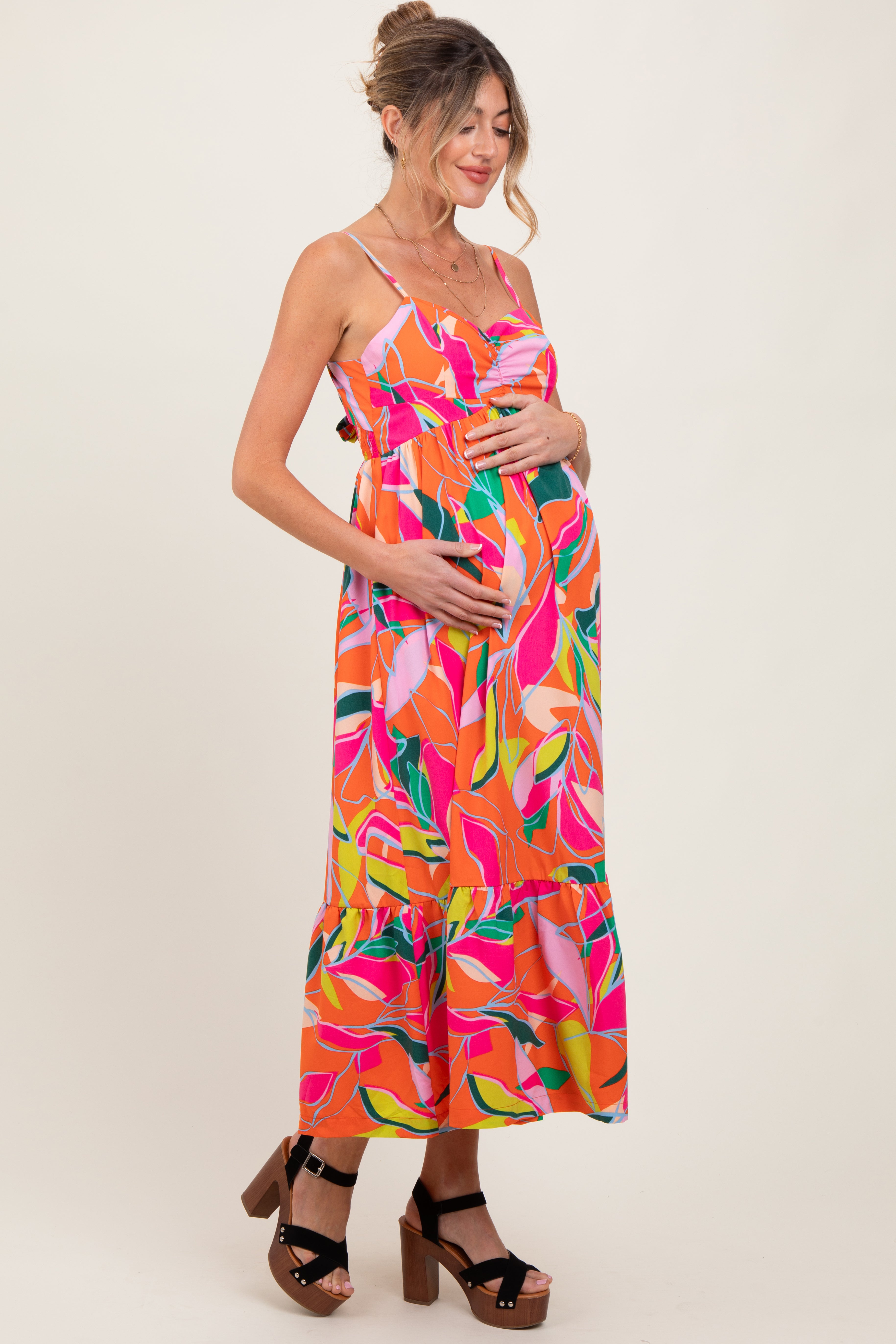 Oranges Umstands-Maxikleid mit Blätterdruck und Rückenbindung