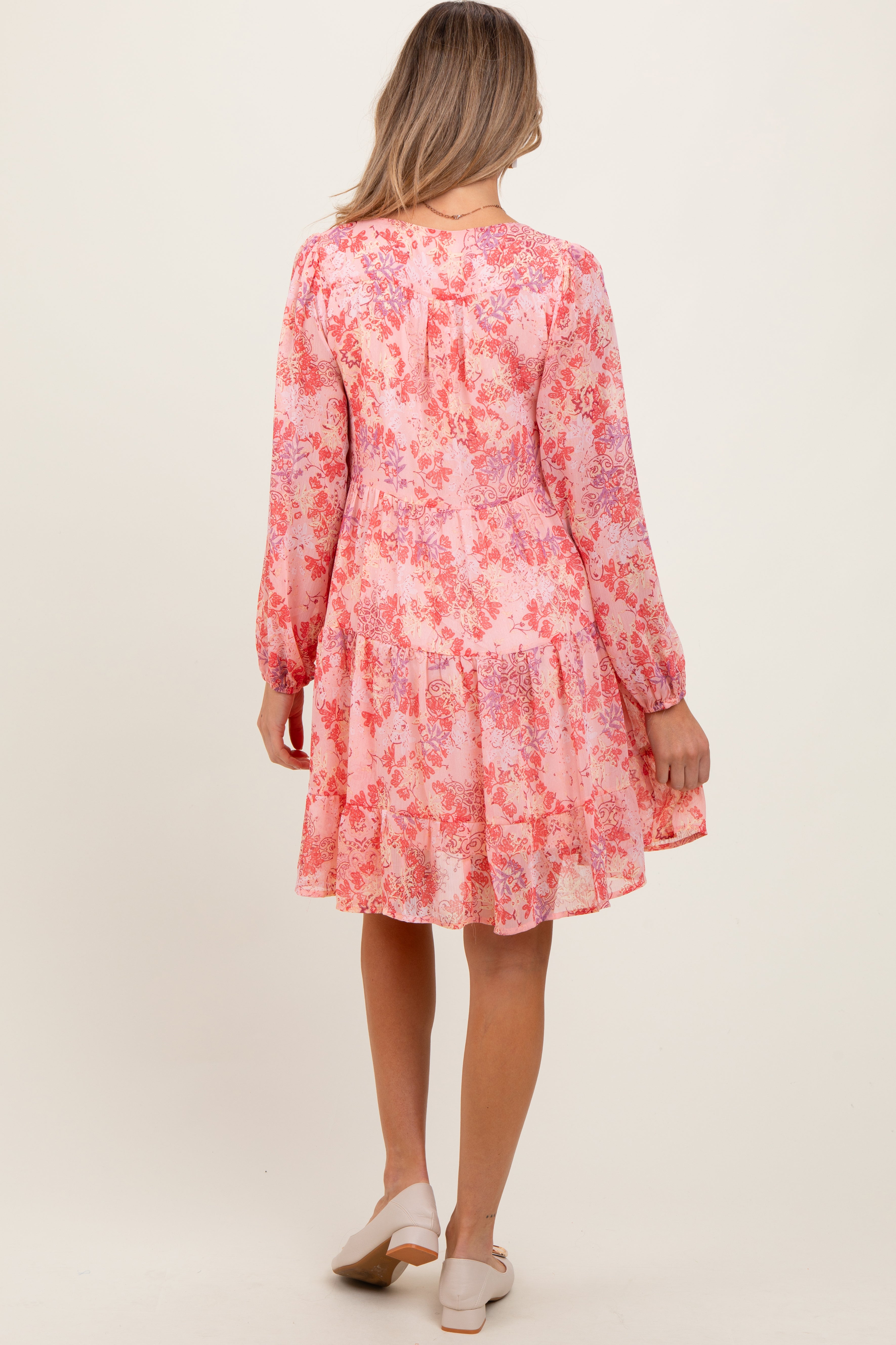 Geblümtes Umstands-Kleid in Rosa aus Chiffon im Babydoll-Stil mit langen Ärmeln