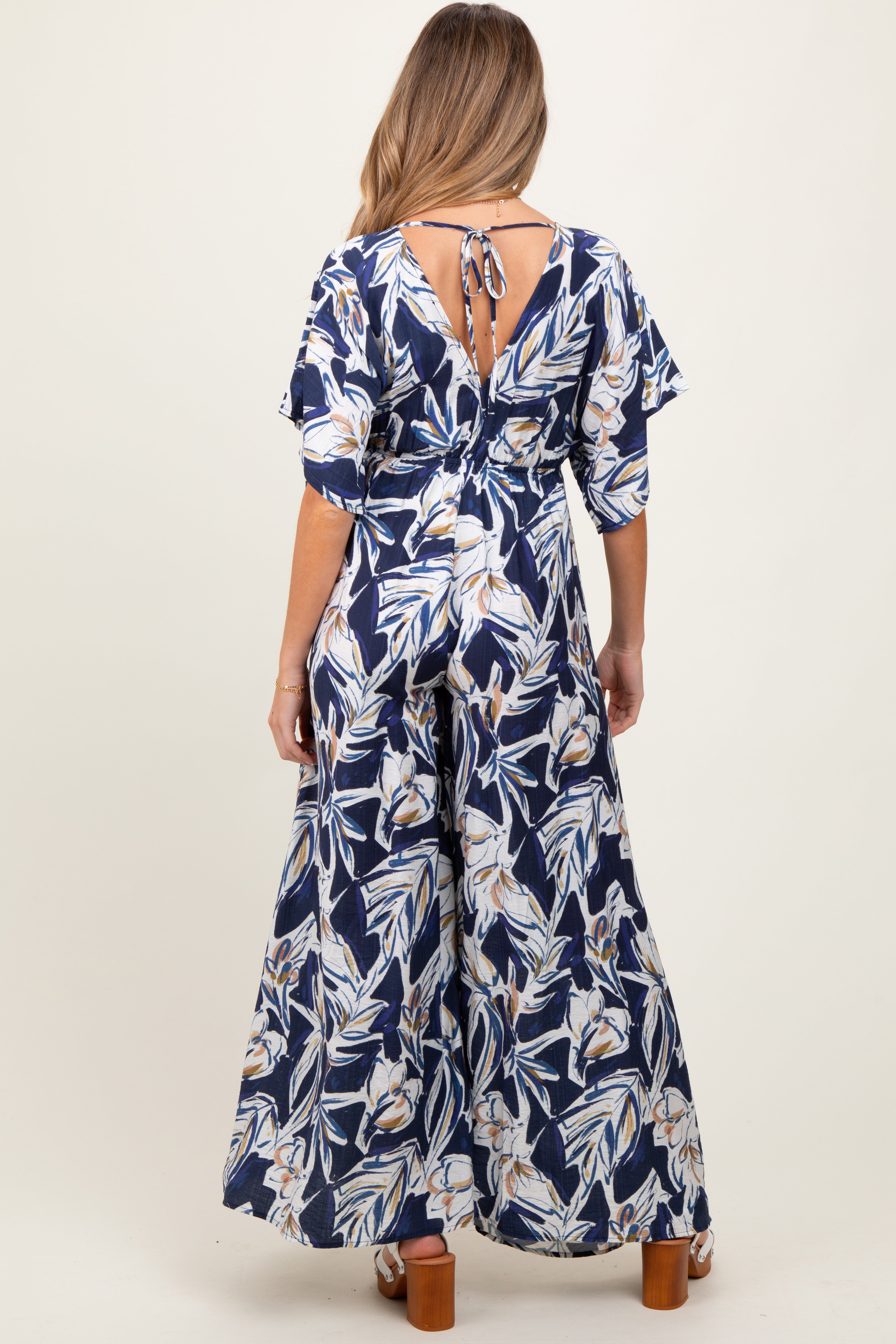Umstandsmaxikleid mit tropischem Blumenmuster