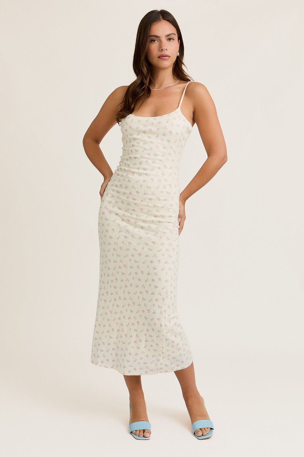 Elfenbeinfarbenes Umstands-Midikleid aus Pointelle-Strick mit Blumenmuster