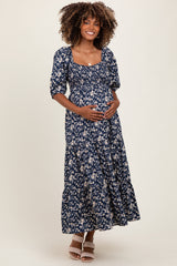 Blaues geblümtes Umstands-Maxikleid mit Smok und Puffärmeln