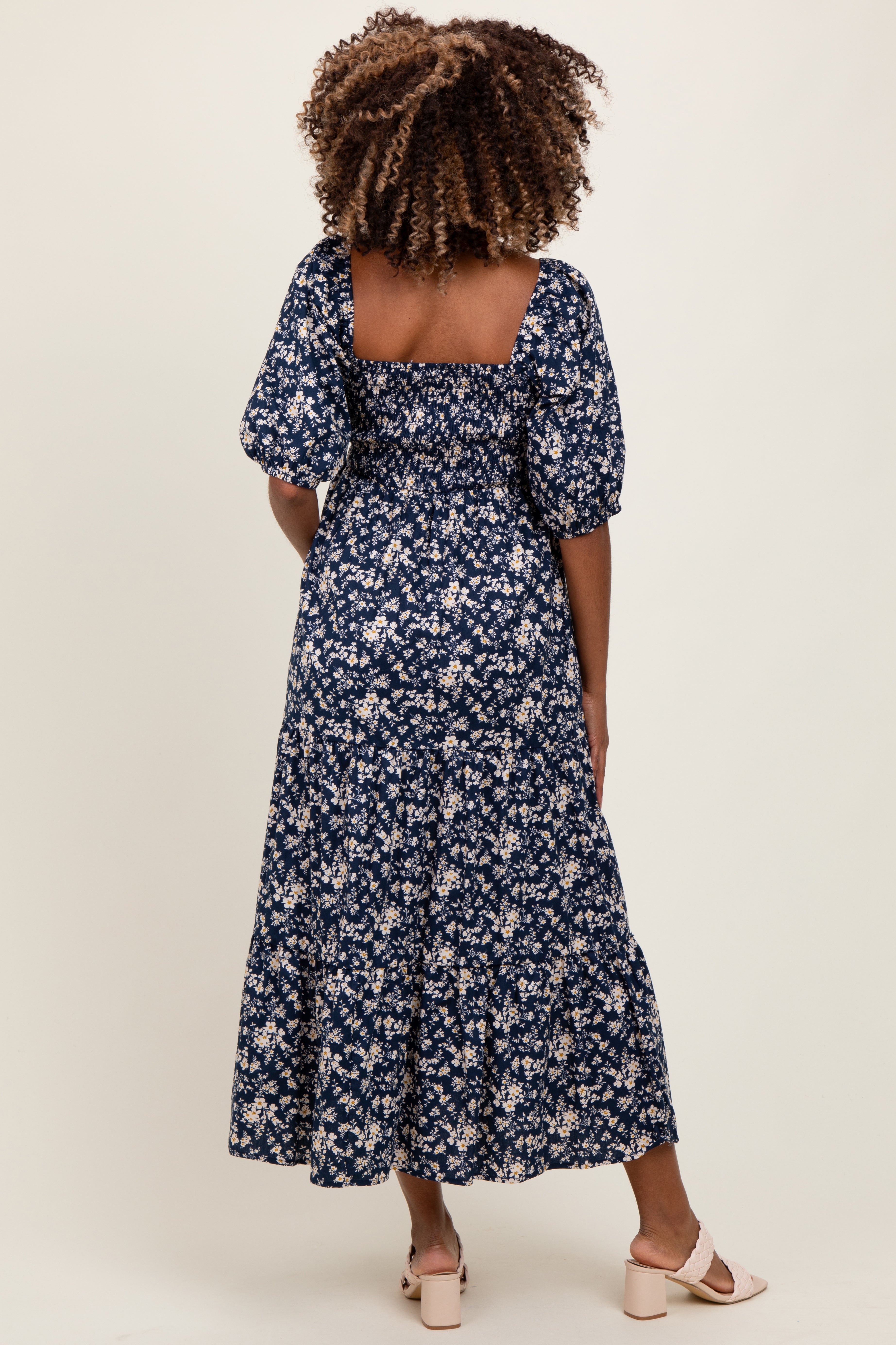 Blaues geblümtes Umstands-Maxikleid mit Smok und Puffärmeln