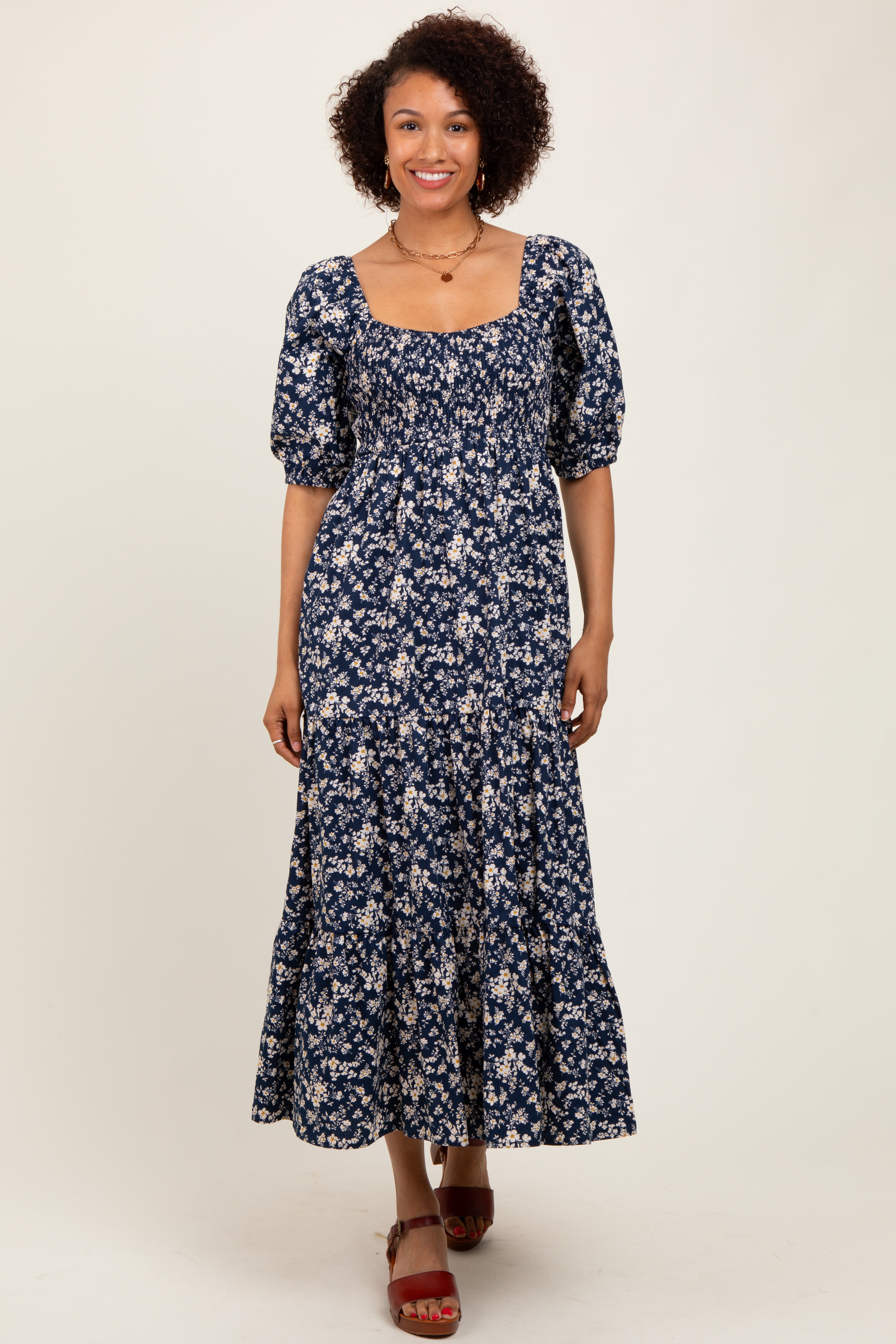 Blaues geblümtes Umstands-Maxikleid mit Smok und Puffärmeln