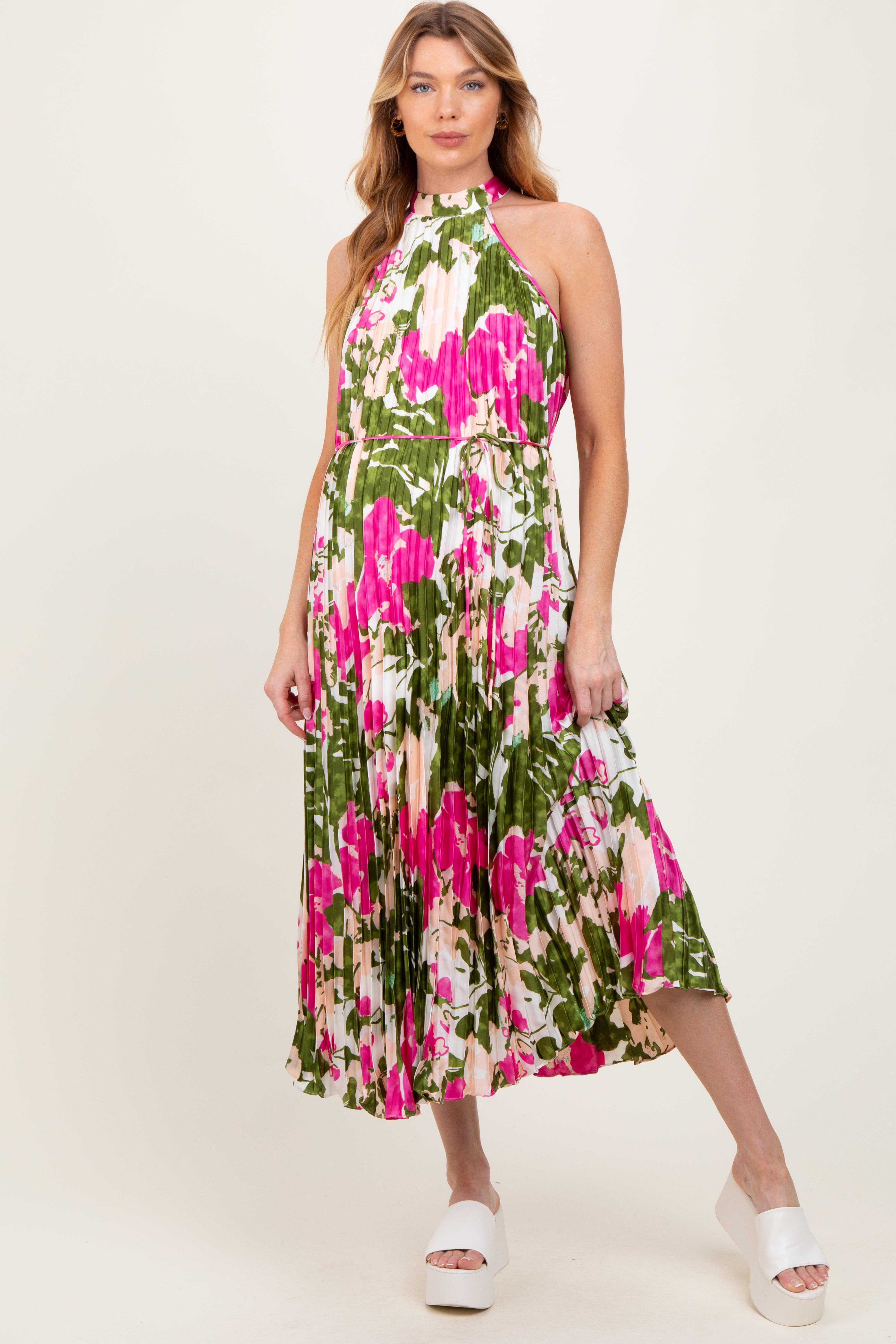Fuchsiafarbenes geblümtes Umstands-Midikleid aus plissiertem Satin mit Neckholder