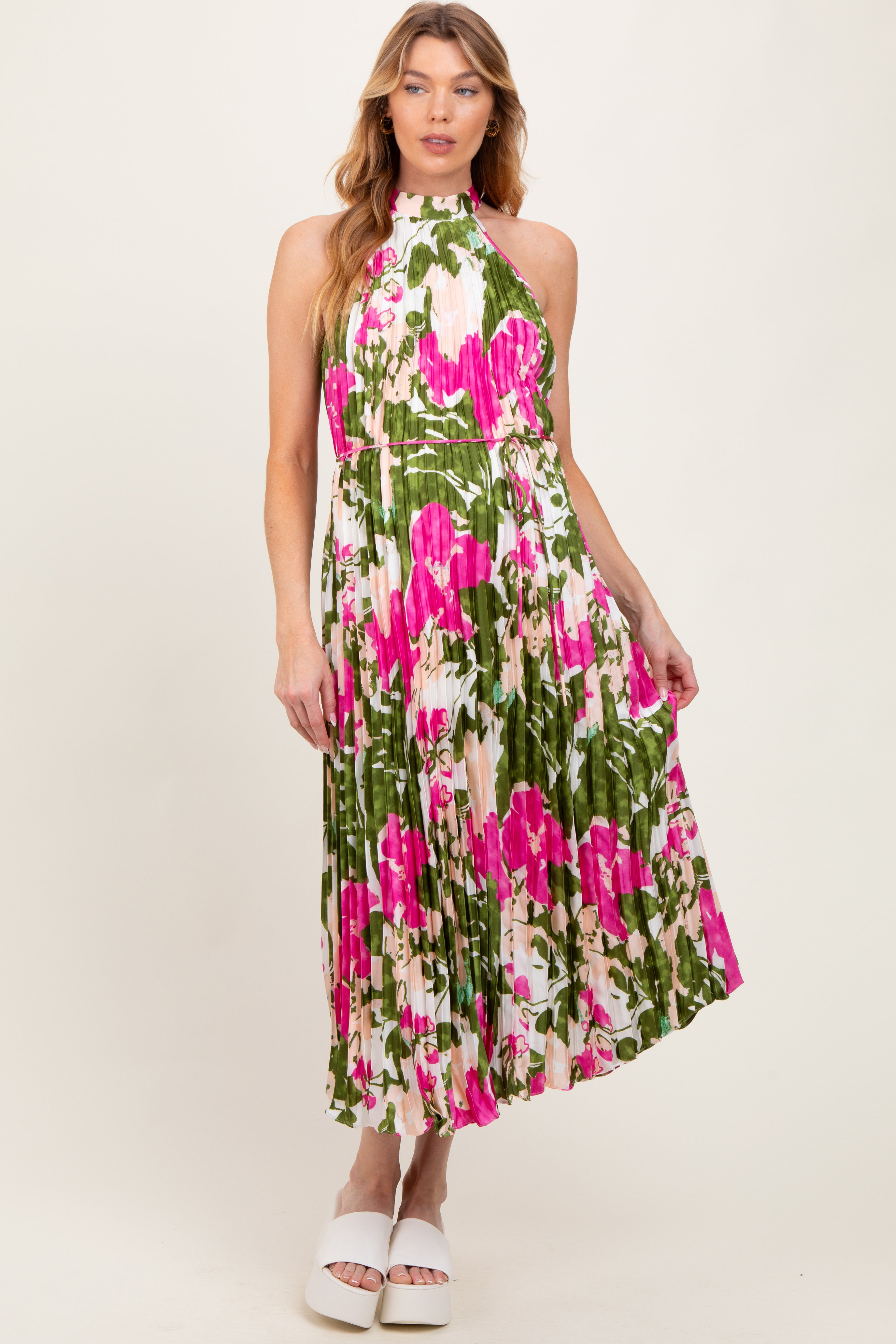 Fuchsiafarbenes geblümtes Umstands-Midikleid aus plissiertem Satin mit Neckholder