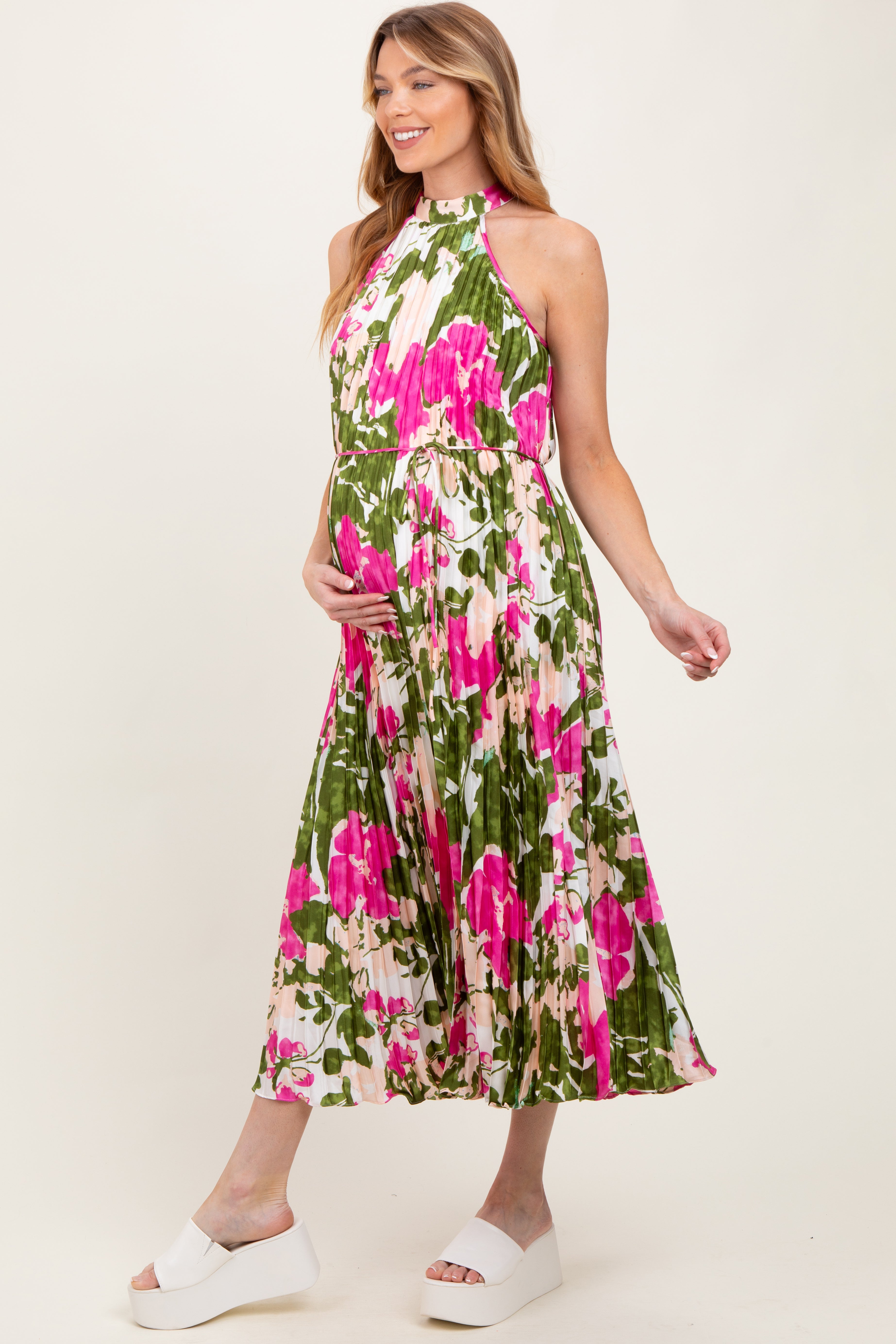 Fuchsiafarbenes geblümtes Umstands-Midikleid aus plissiertem Satin mit Neckholder