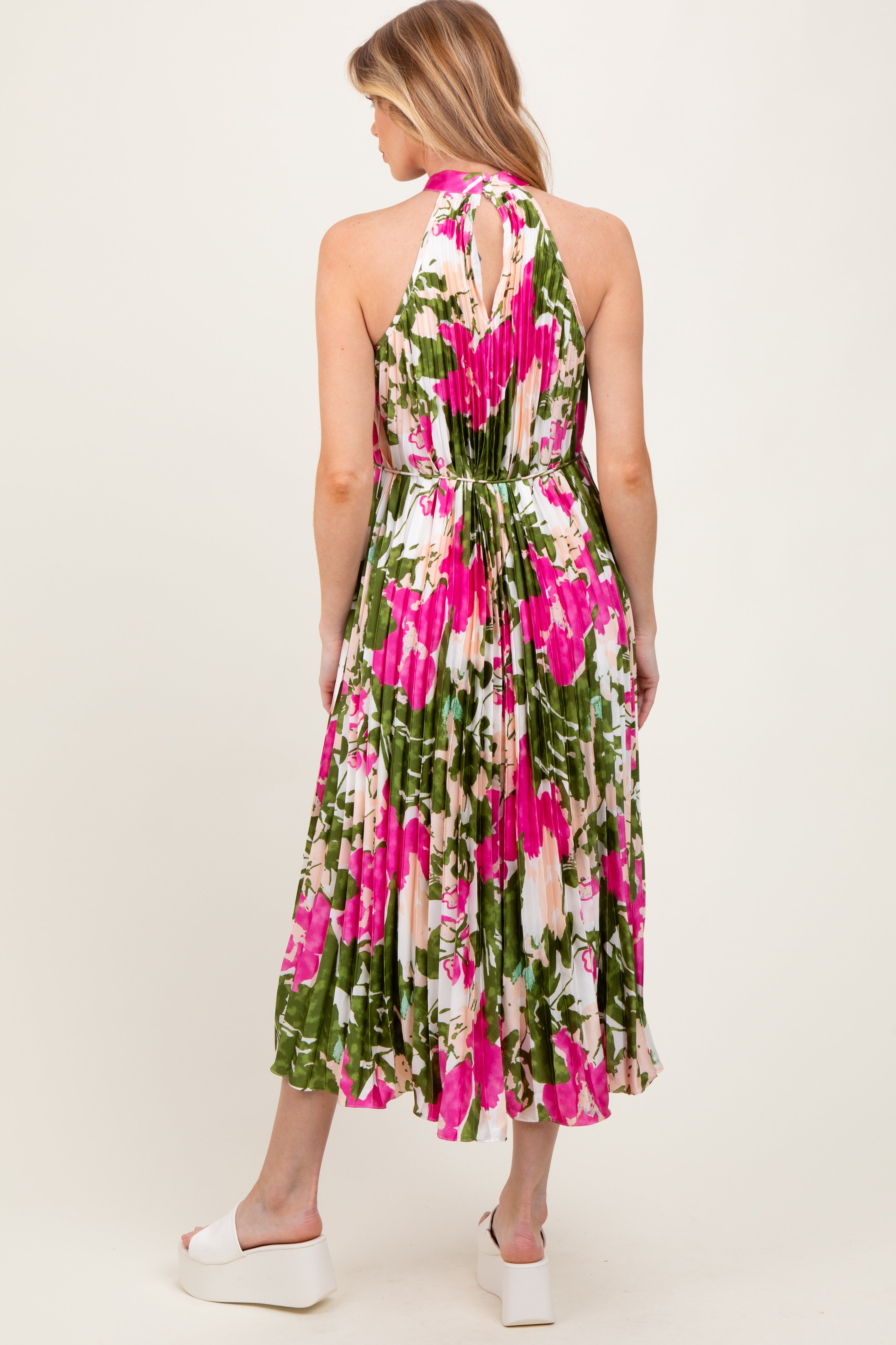 Fuchsiafarbenes geblümtes Umstands-Midikleid aus plissiertem Satin mit Neckholder