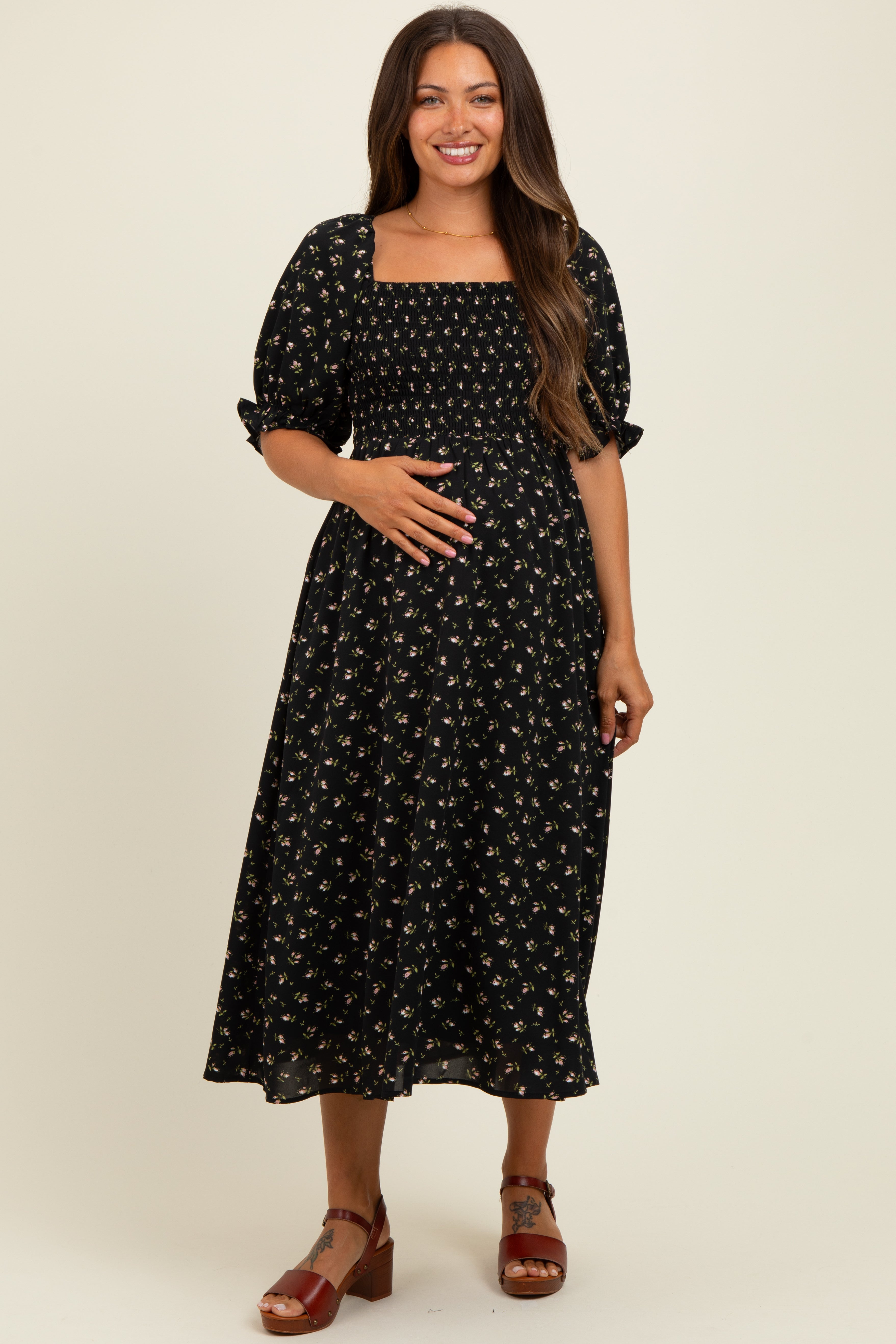 Schwarzes Umstands-Midikleid mit Blumenmuster, Smok-Oberteil und Puffärmeln