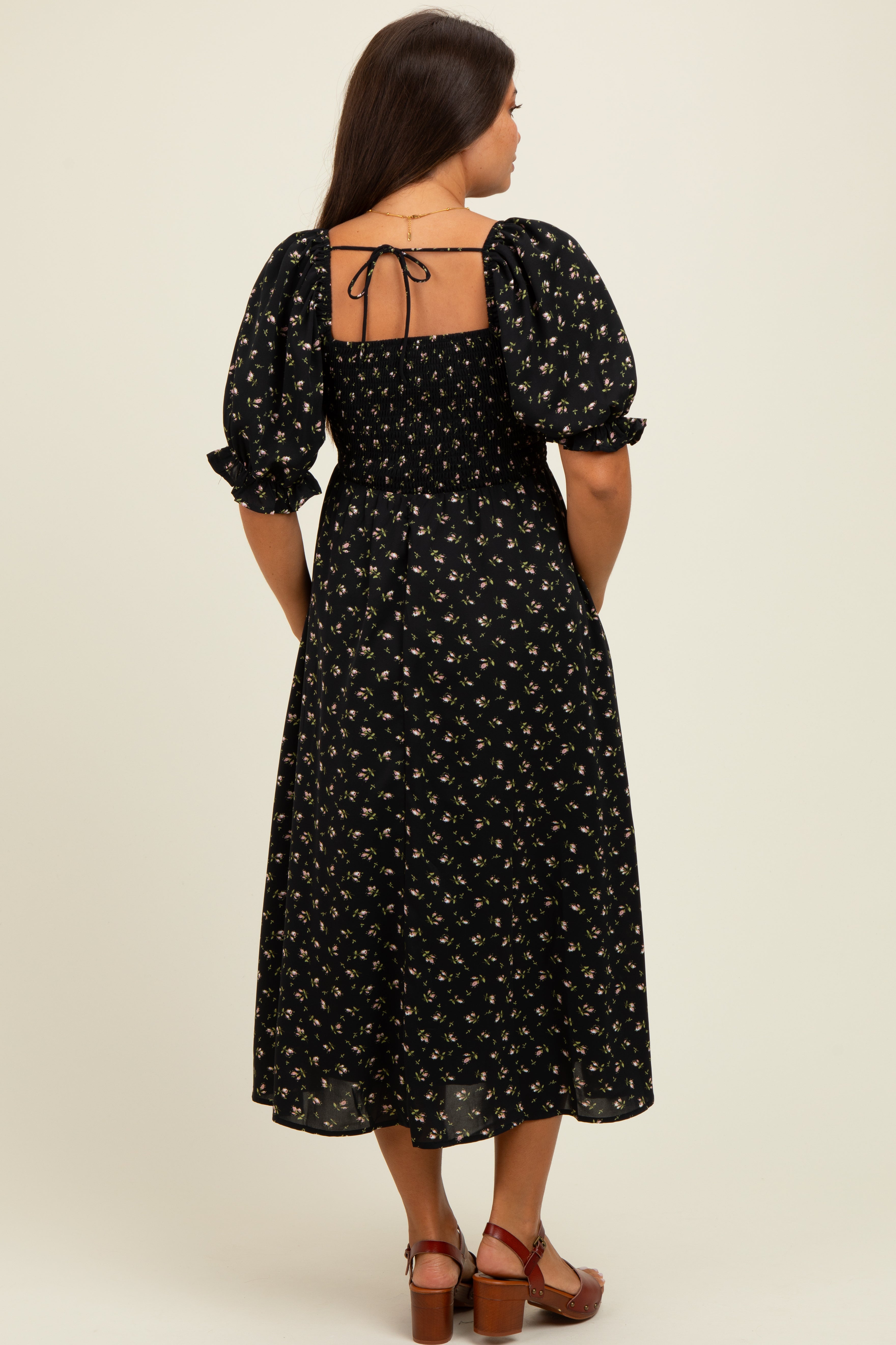 Schwarzes Umstands-Midikleid mit Blumenmuster, Smok-Oberteil und Puffärmeln