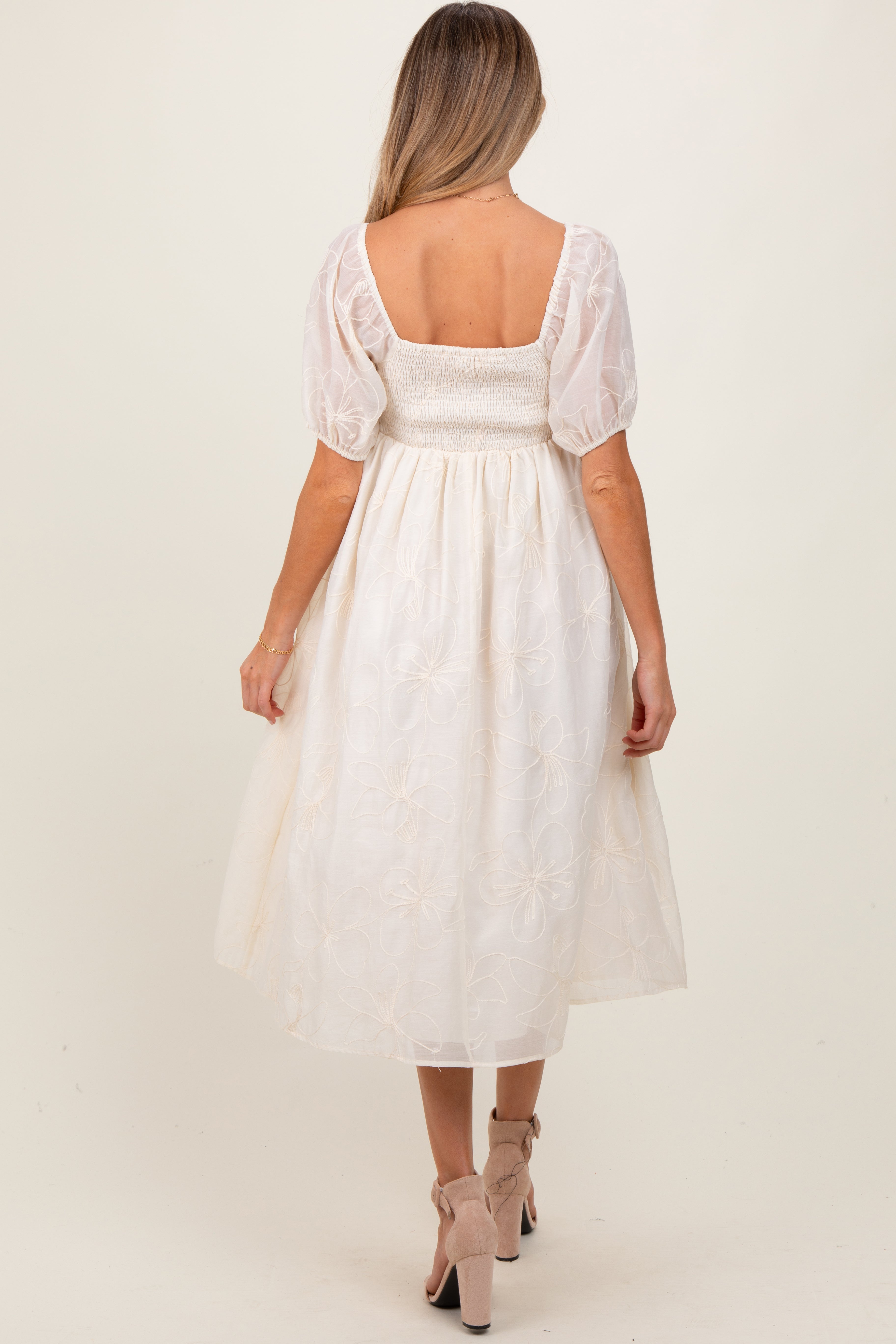 Umstands-Midikleid in Creme mit floraler Stickerei und Puffärmeln