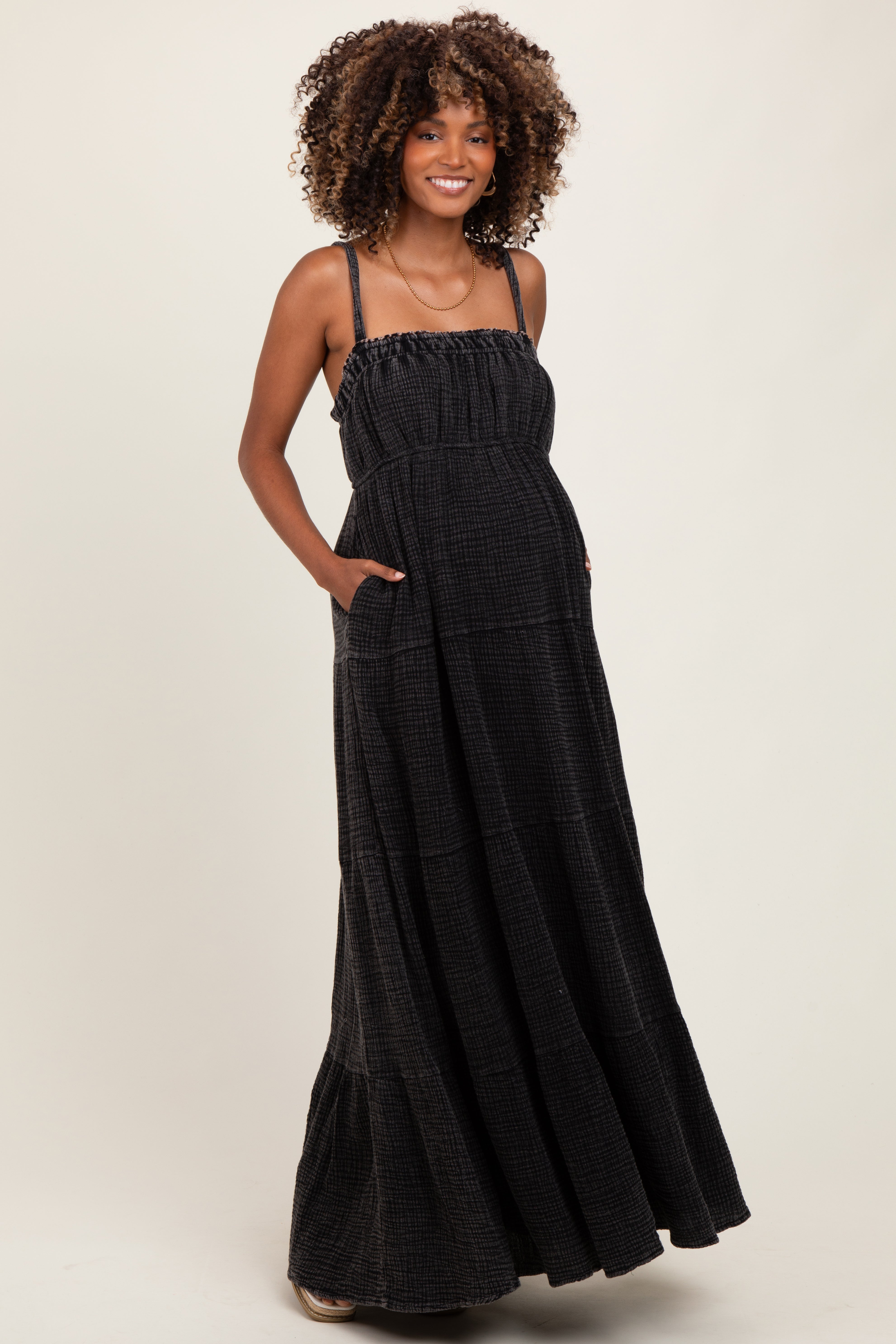 Schwarzes ärmelloses Umstands-Maxikleid in Stufenoptik