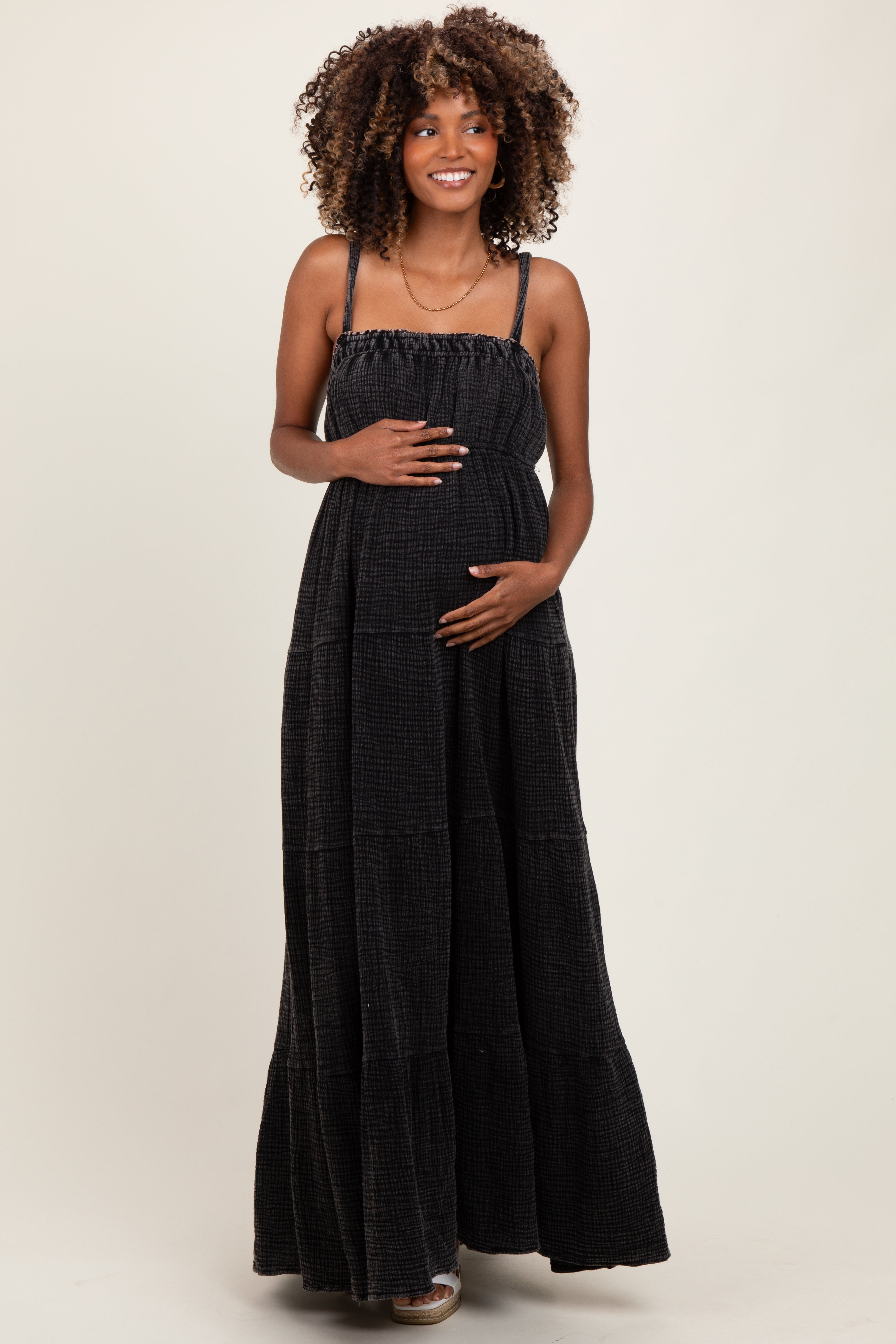 Schwarzes ärmelloses Umstands-Maxikleid in Stufenoptik