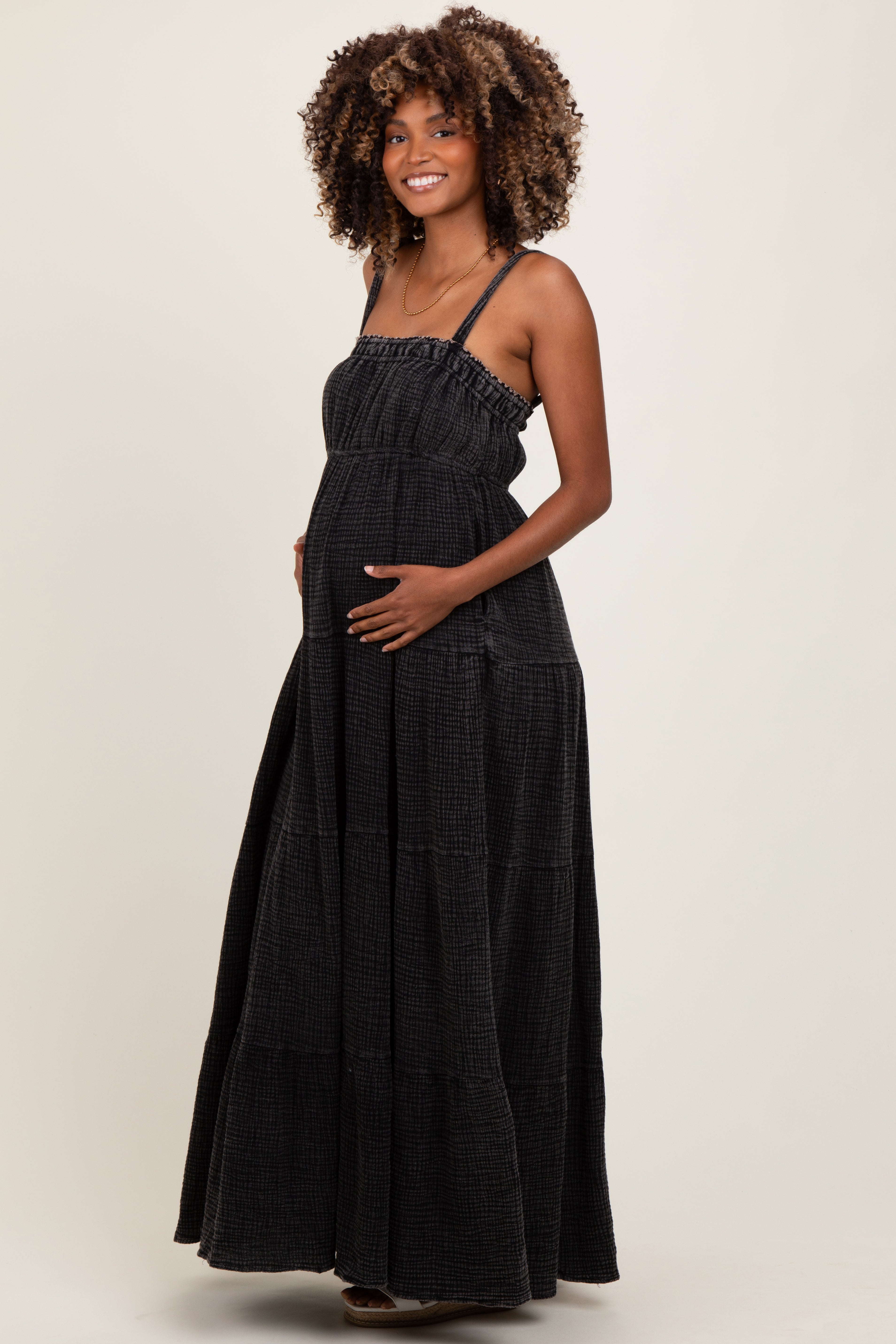 Schwarzes ärmelloses Umstands-Maxikleid in Stufenoptik