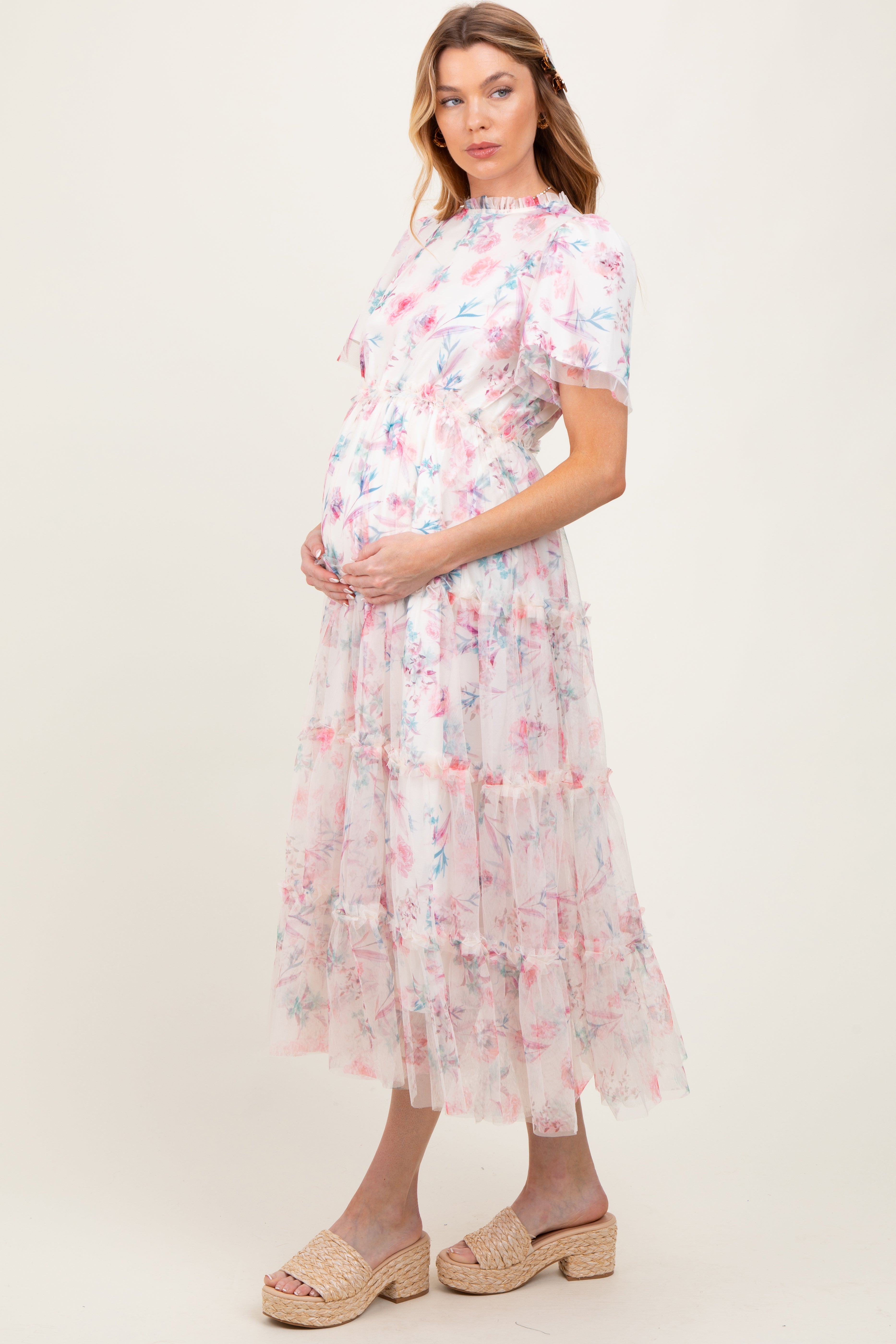 Umstands-Midikleid aus Blumenmesh mit Rüschen und Stufenrock