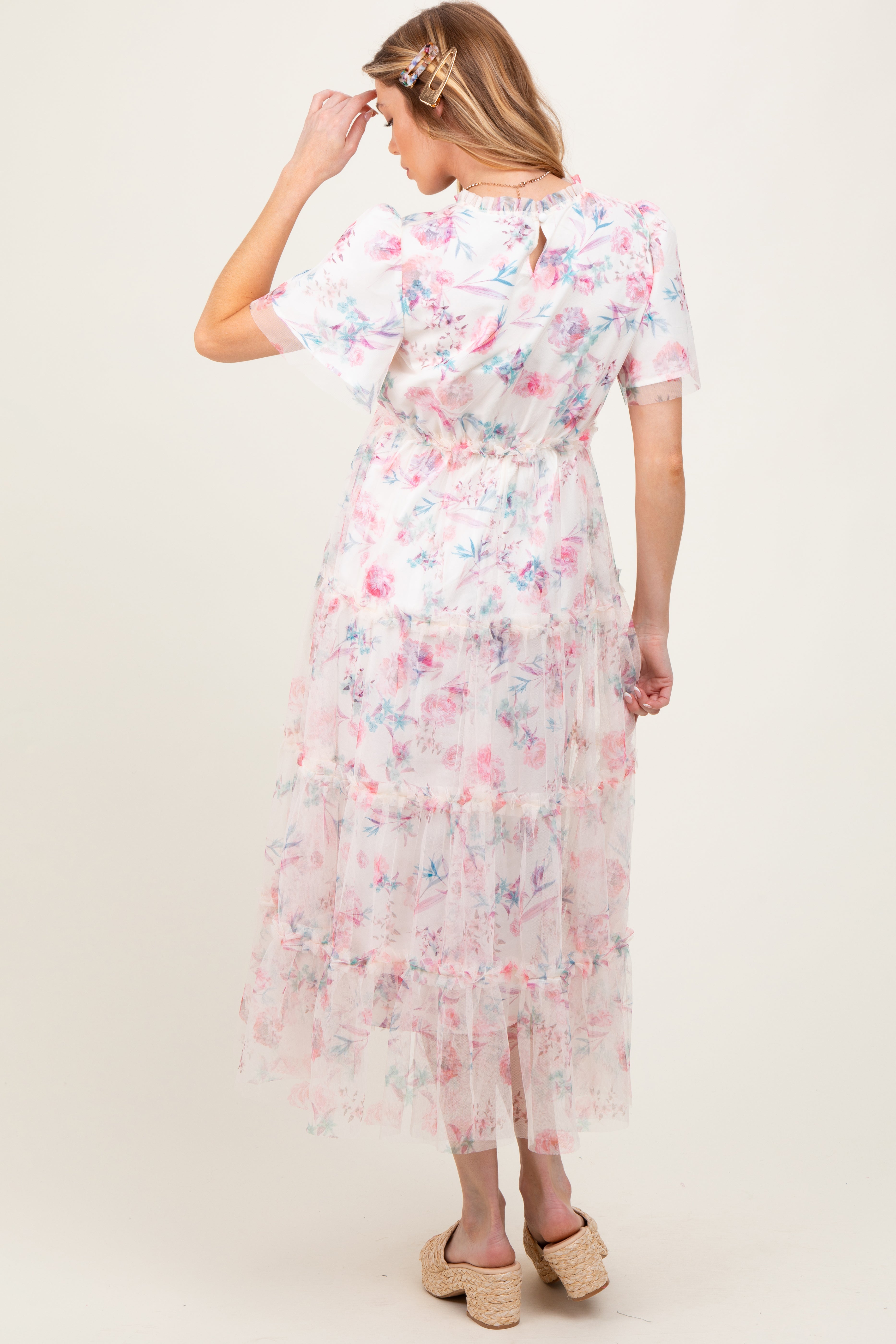 Umstands-Midikleid aus Blumenmesh mit Rüschen und Stufenrock