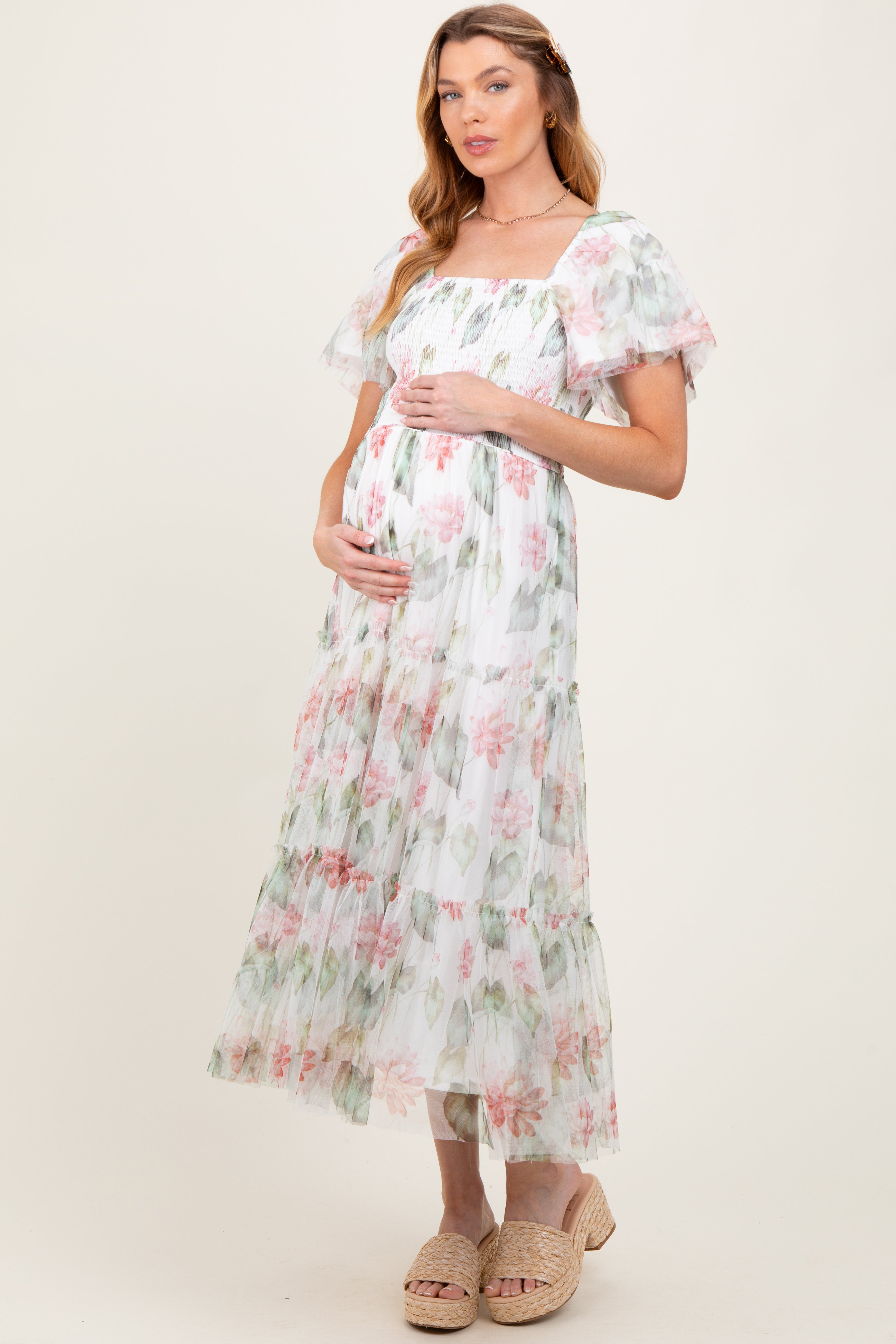 Elfenbeinfarbenes geblümtes Umstands-Midikleid aus Mesh mit Smok-Einsatz