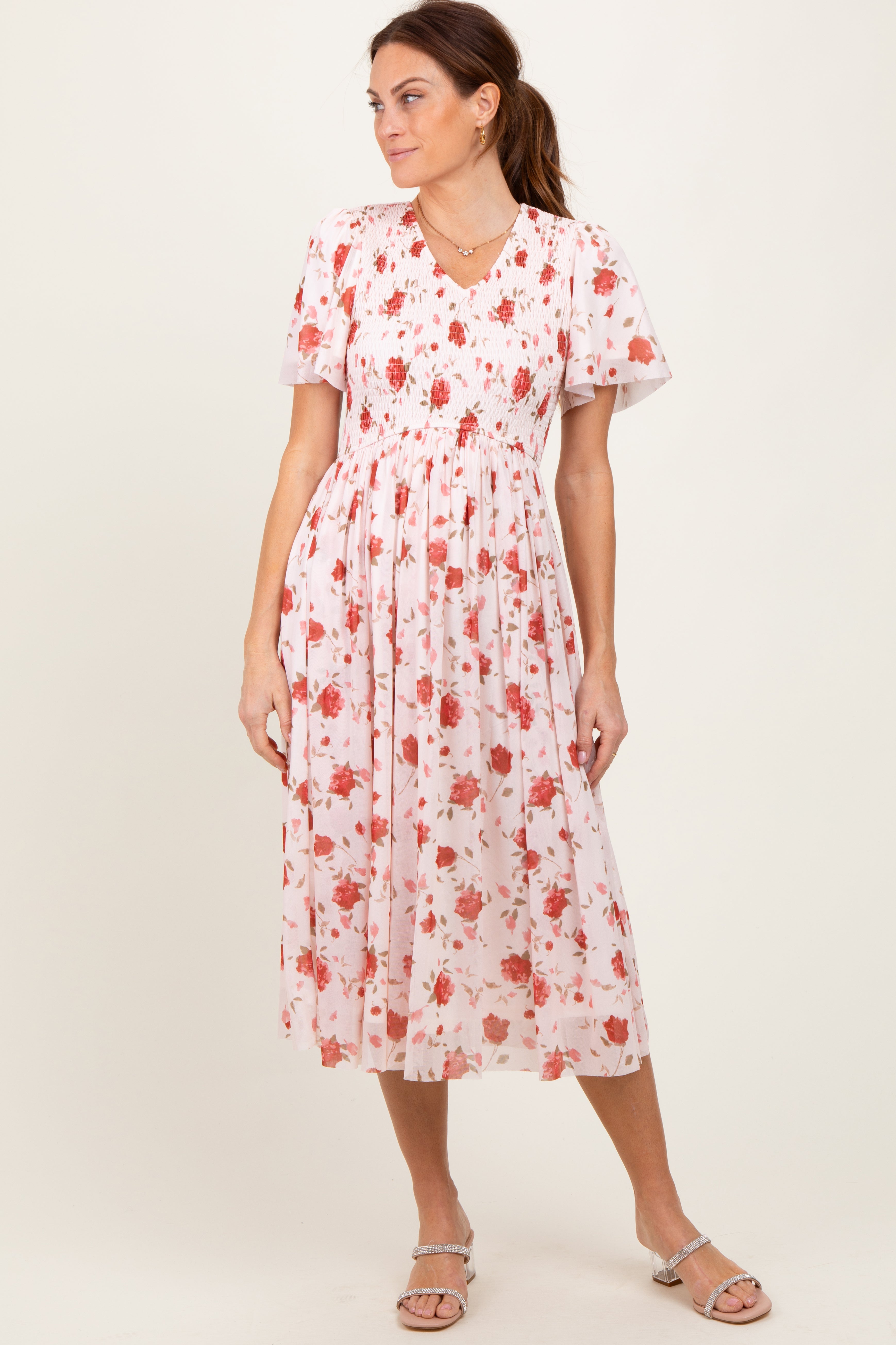 Zartrosa Umstands-Midikleid mit Blütenmuster, Smok-Details und V-Ausschnitt