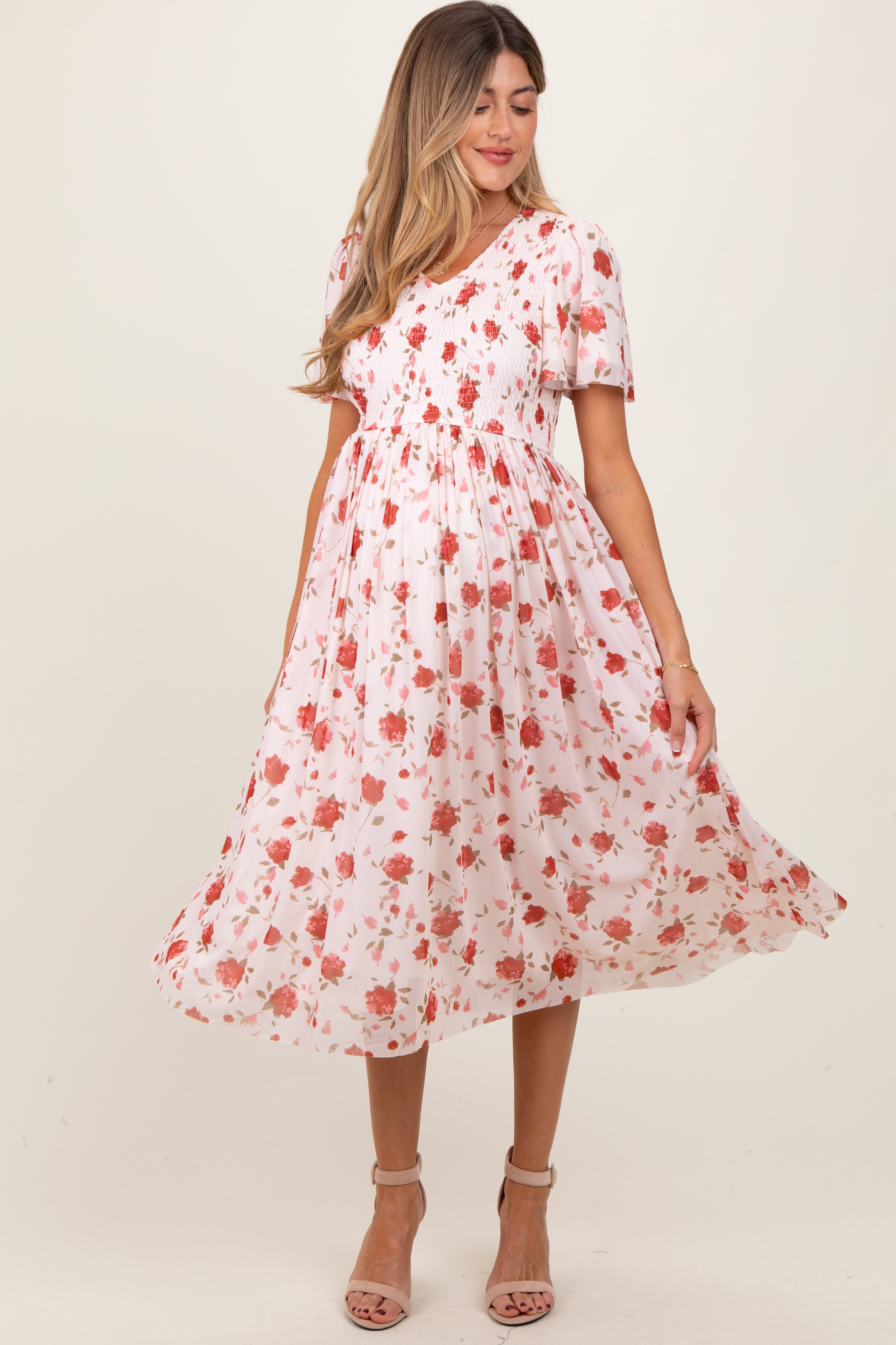 Zartrosa Umstands-Midikleid mit Blütenmuster, Smok-Details und V-Ausschnitt