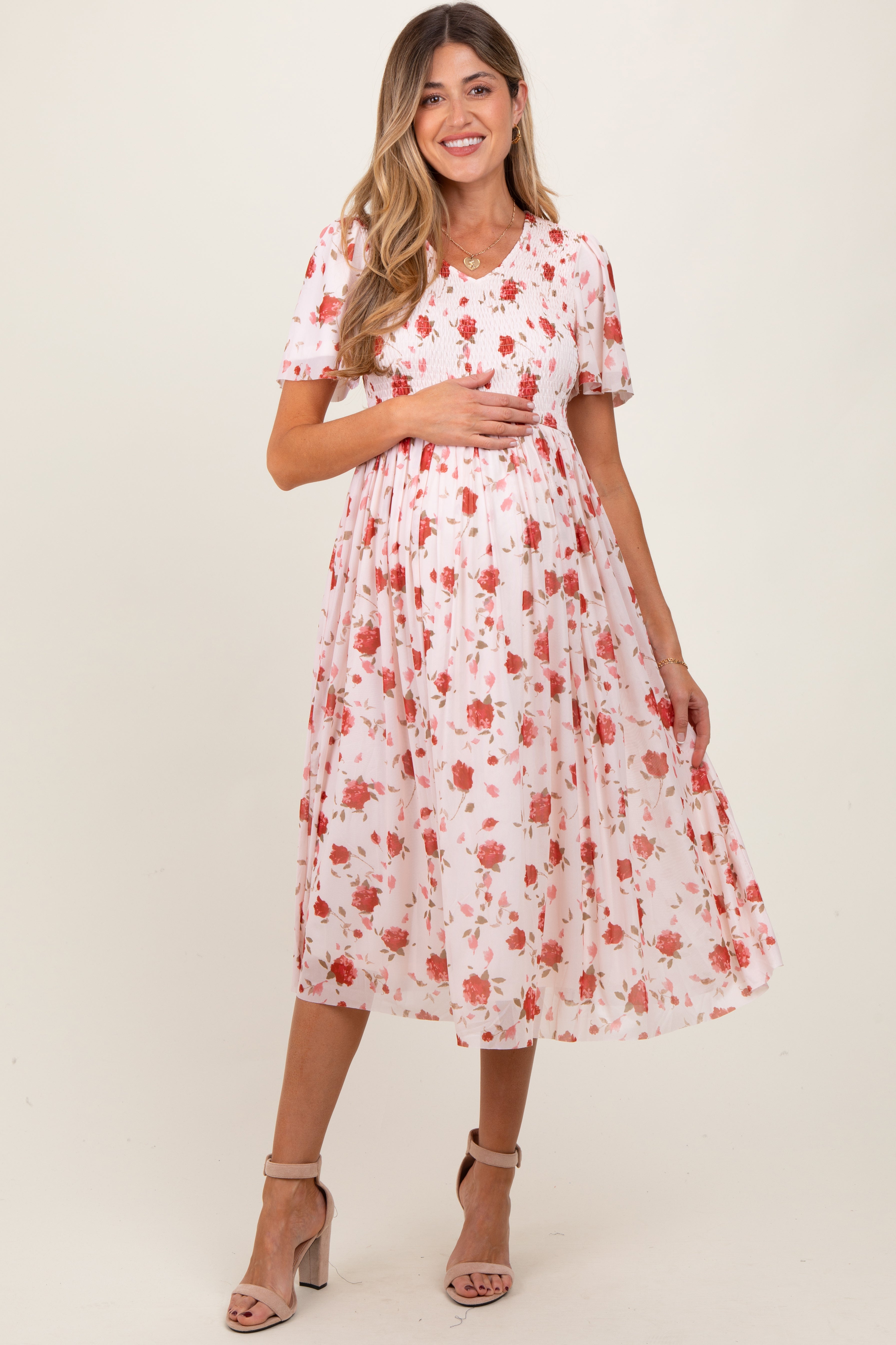 Zartrosa Umstands-Midikleid mit Blütenmuster, Smok-Details und V-Ausschnitt
