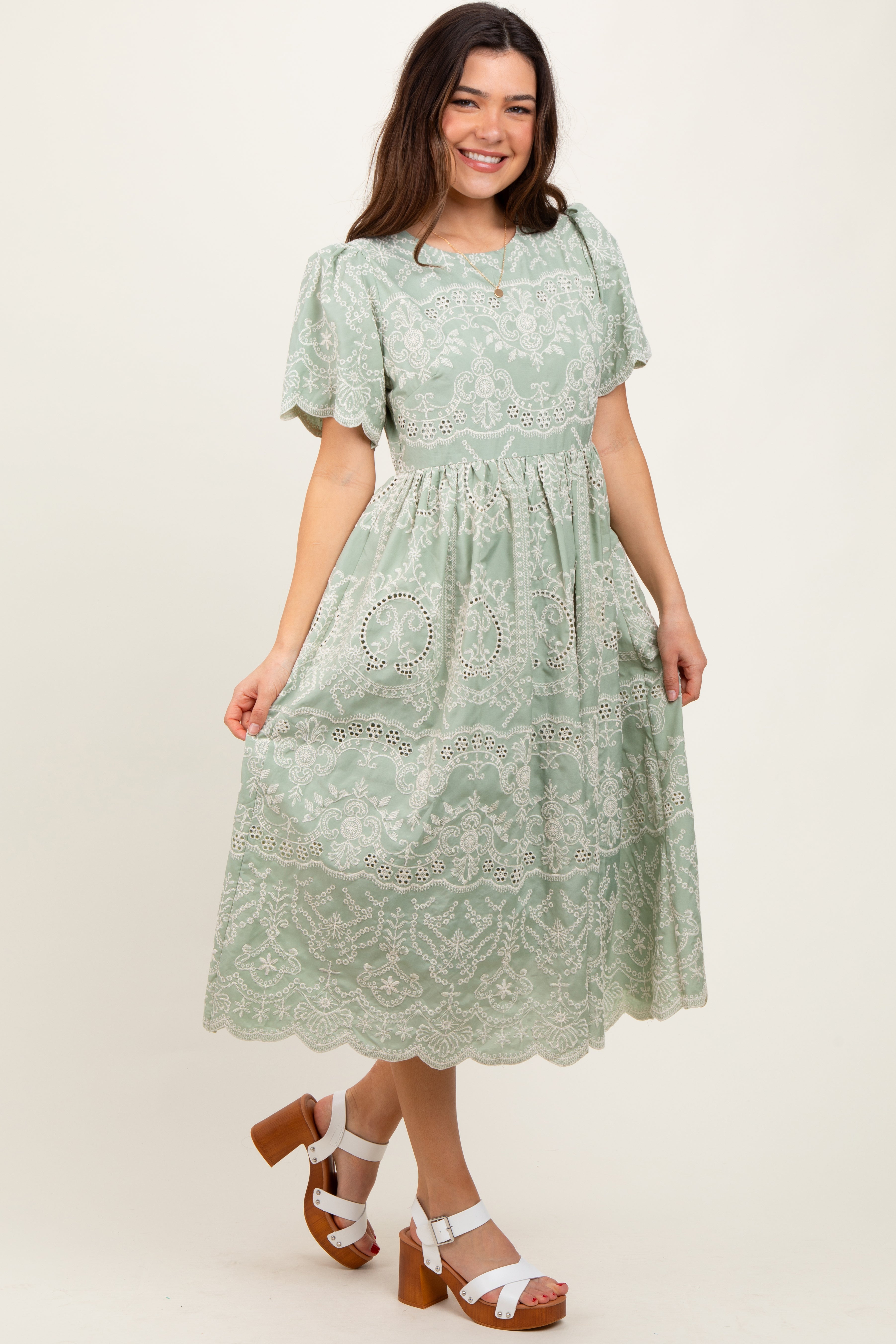 Hellolivfarbenes Umstands-Midikleid mit floraler Stickerei und Bindegürtel