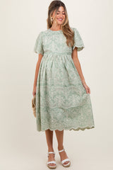 Hellolivfarbenes Umstands-Midikleid mit floraler Stickerei und Bindegürtel
