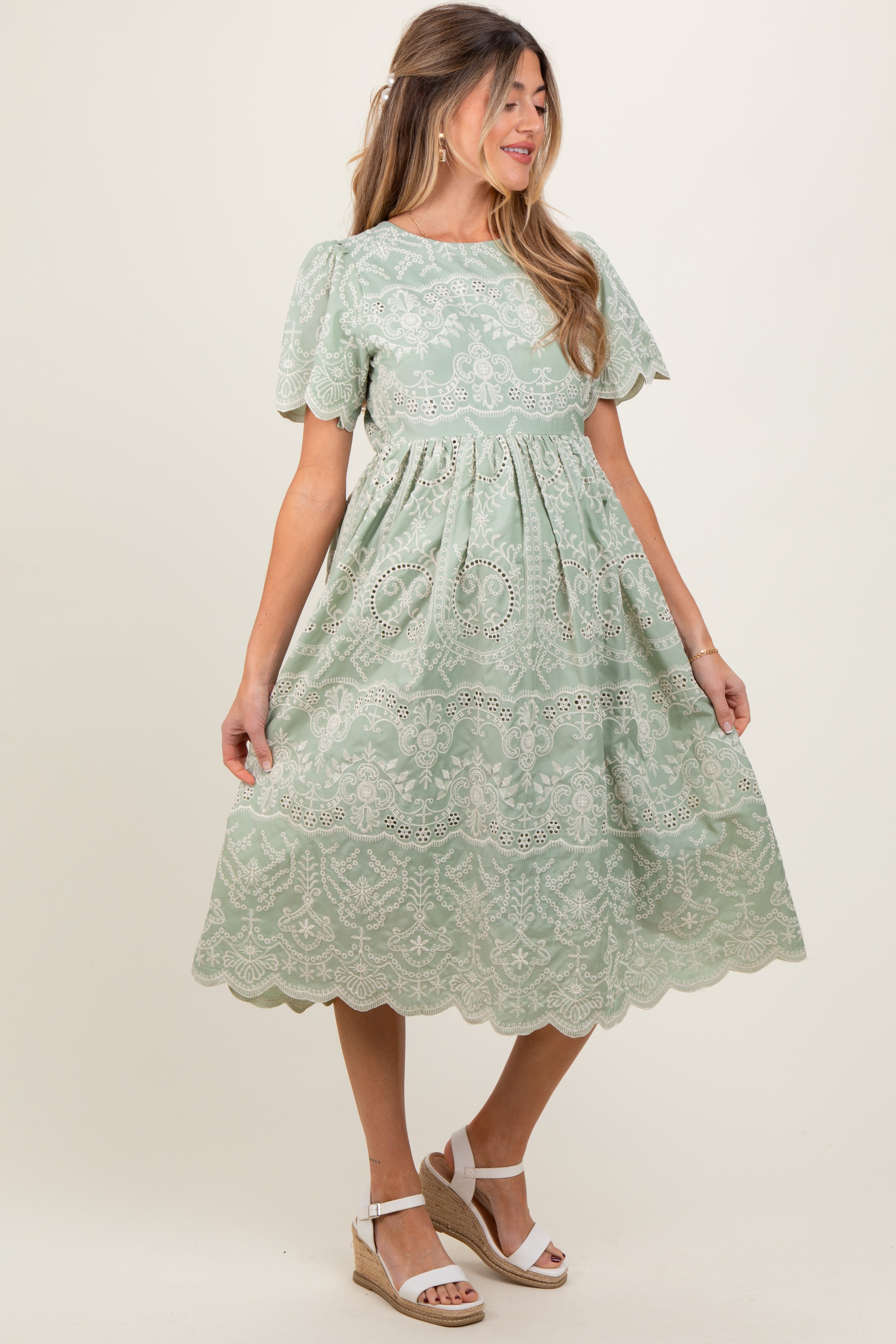 Hellolivfarbenes Umstands-Midikleid mit floraler Stickerei und Bindegürtel