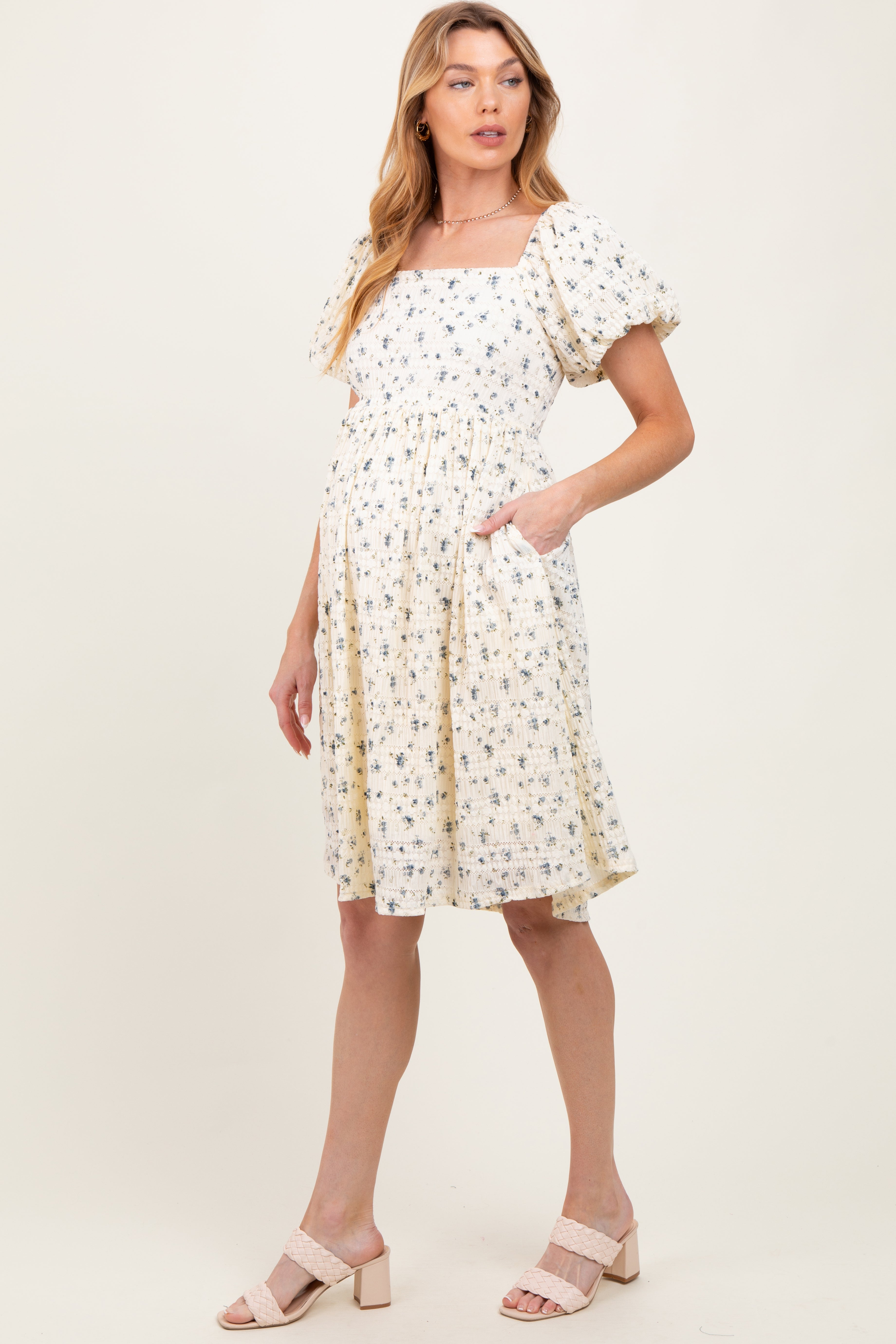 Cremefarbenes Umstands-Midikleid aus strukturiertem Strick mit eckigem Ausschnitt