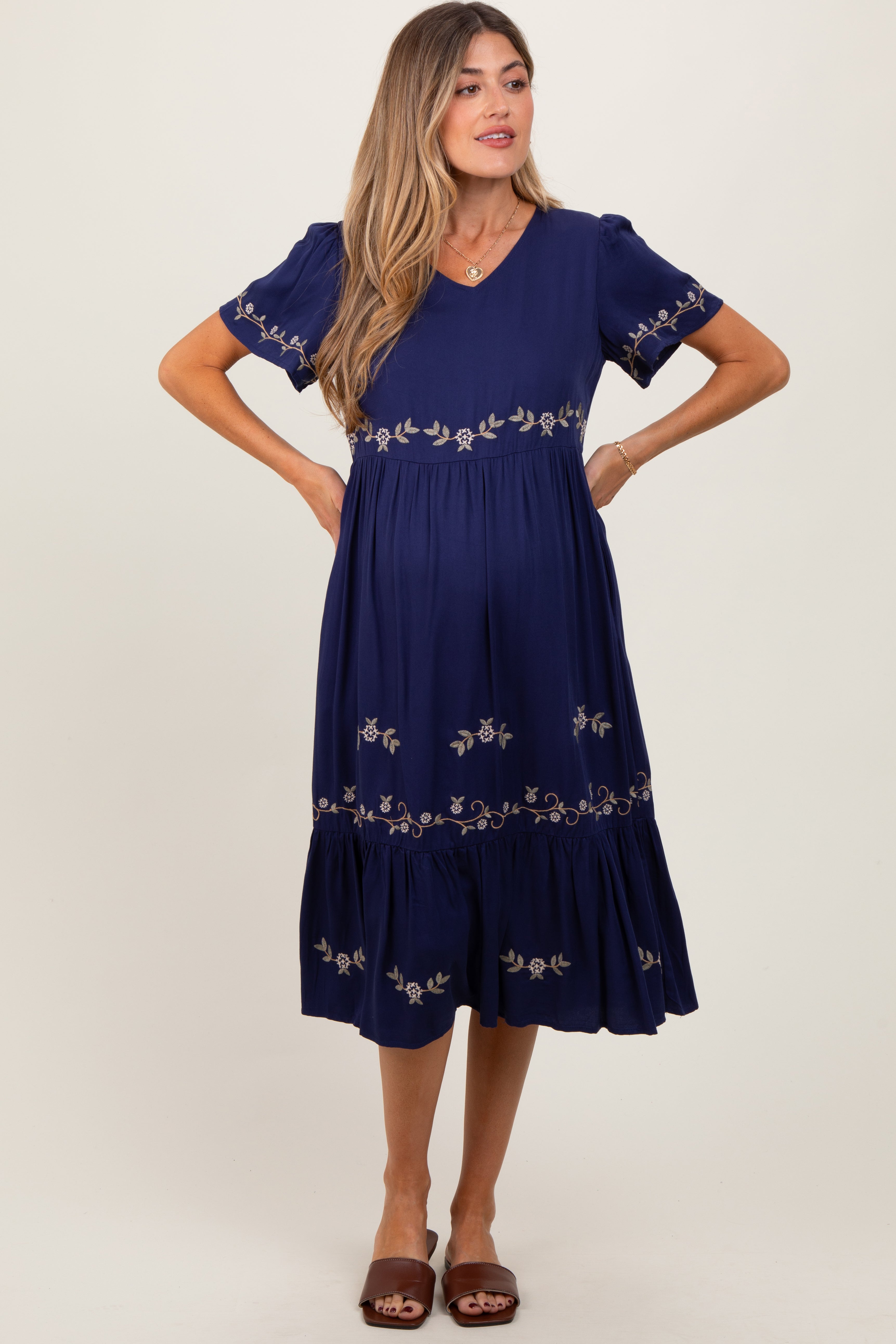 Umstands-Midikleid in Marineblau mit floraler Spitze