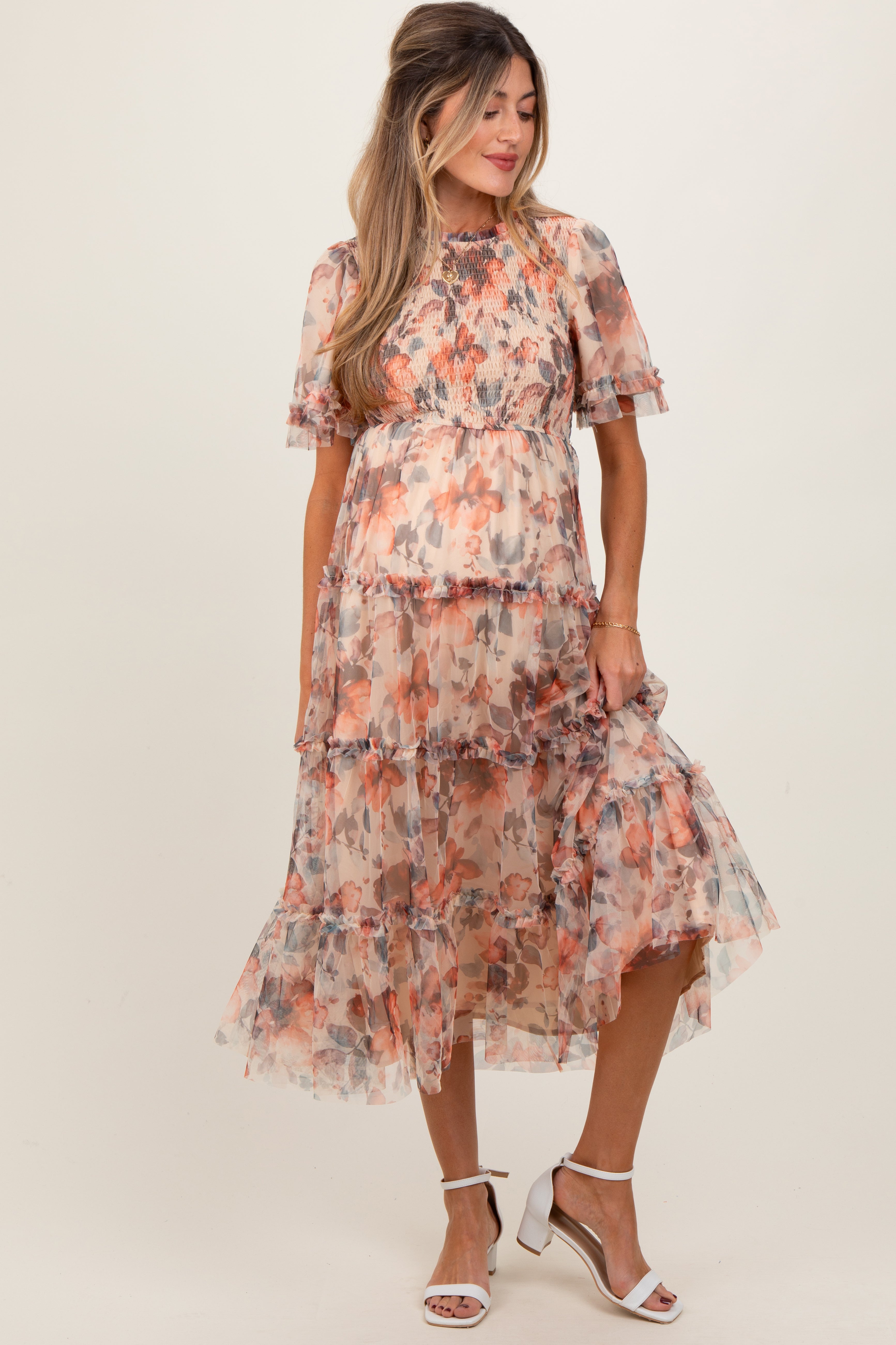 Pfirsichfarbenes Umstands-Midikleid mit Blütenmuster, Mesh und Smok-Details