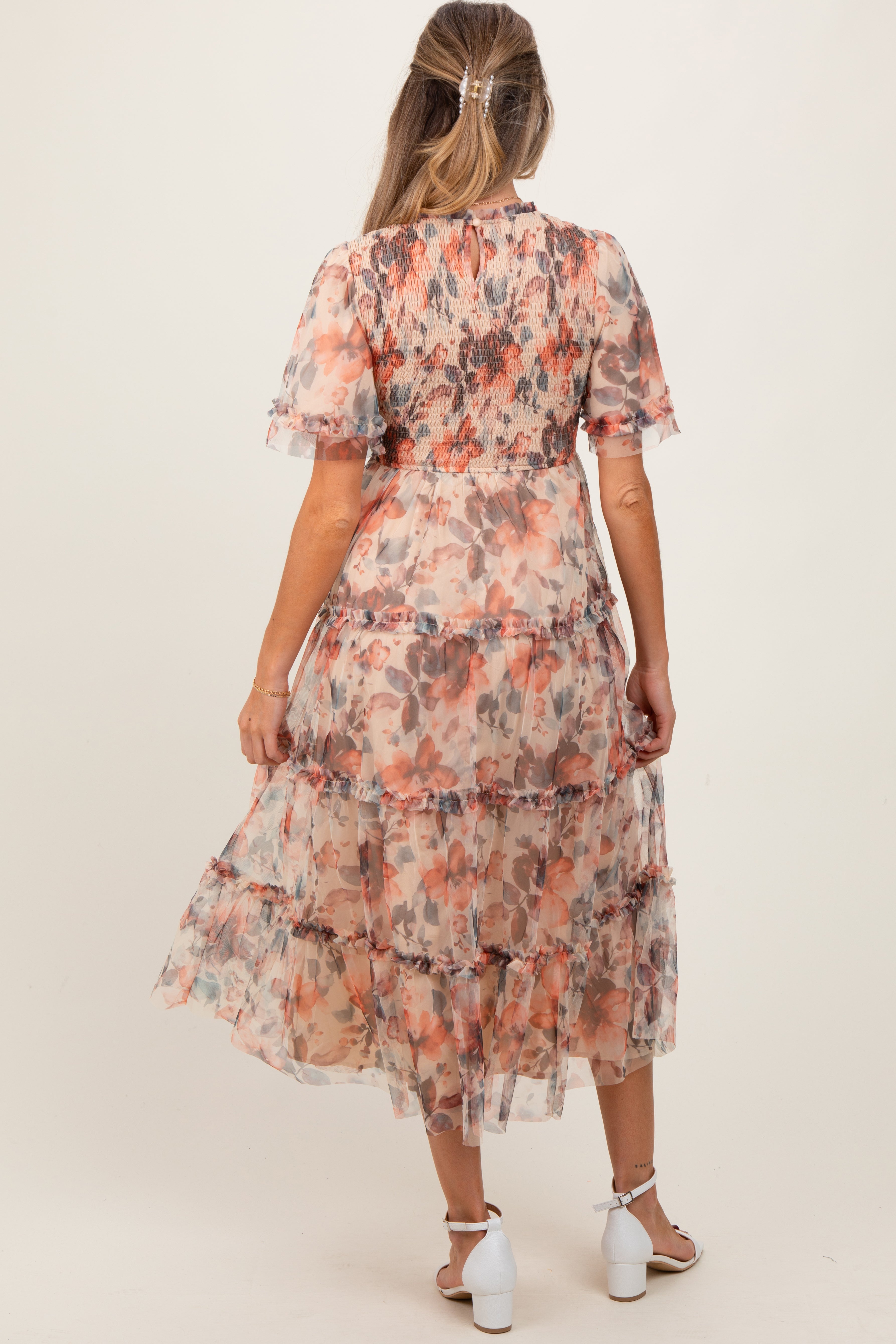 Pfirsichfarbenes Umstands-Midikleid mit Blütenmuster, Mesh und Smok-Details