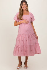 Rosa Umstands-Midikleid mit Lochstickerei und eckigem Ausschnitt