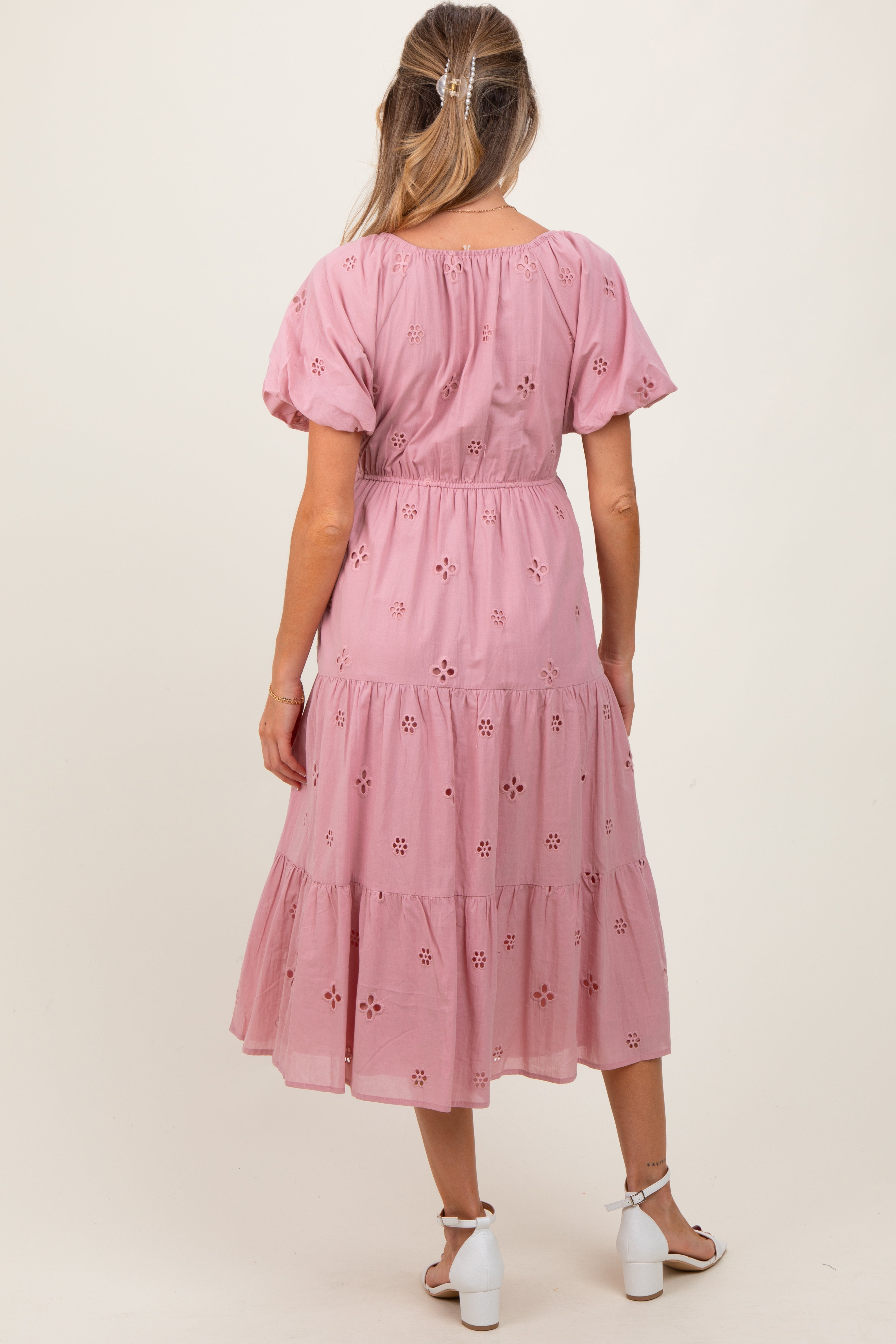 Rosa Umstands-Midikleid mit Lochstickerei und eckigem Ausschnitt