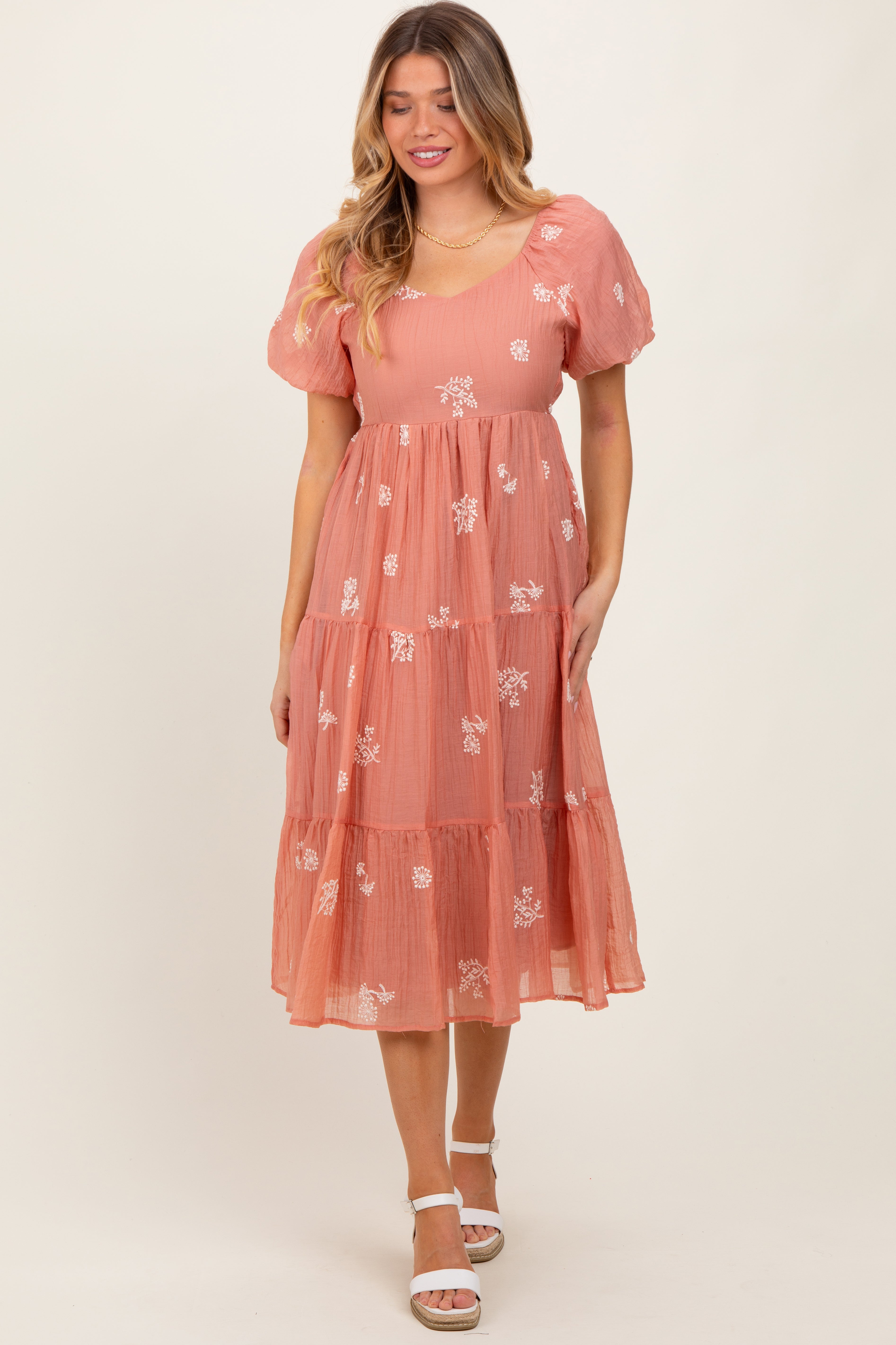 Zartrosa besticktes gestuftes Umstands-Midikleid mit Blumenmuster