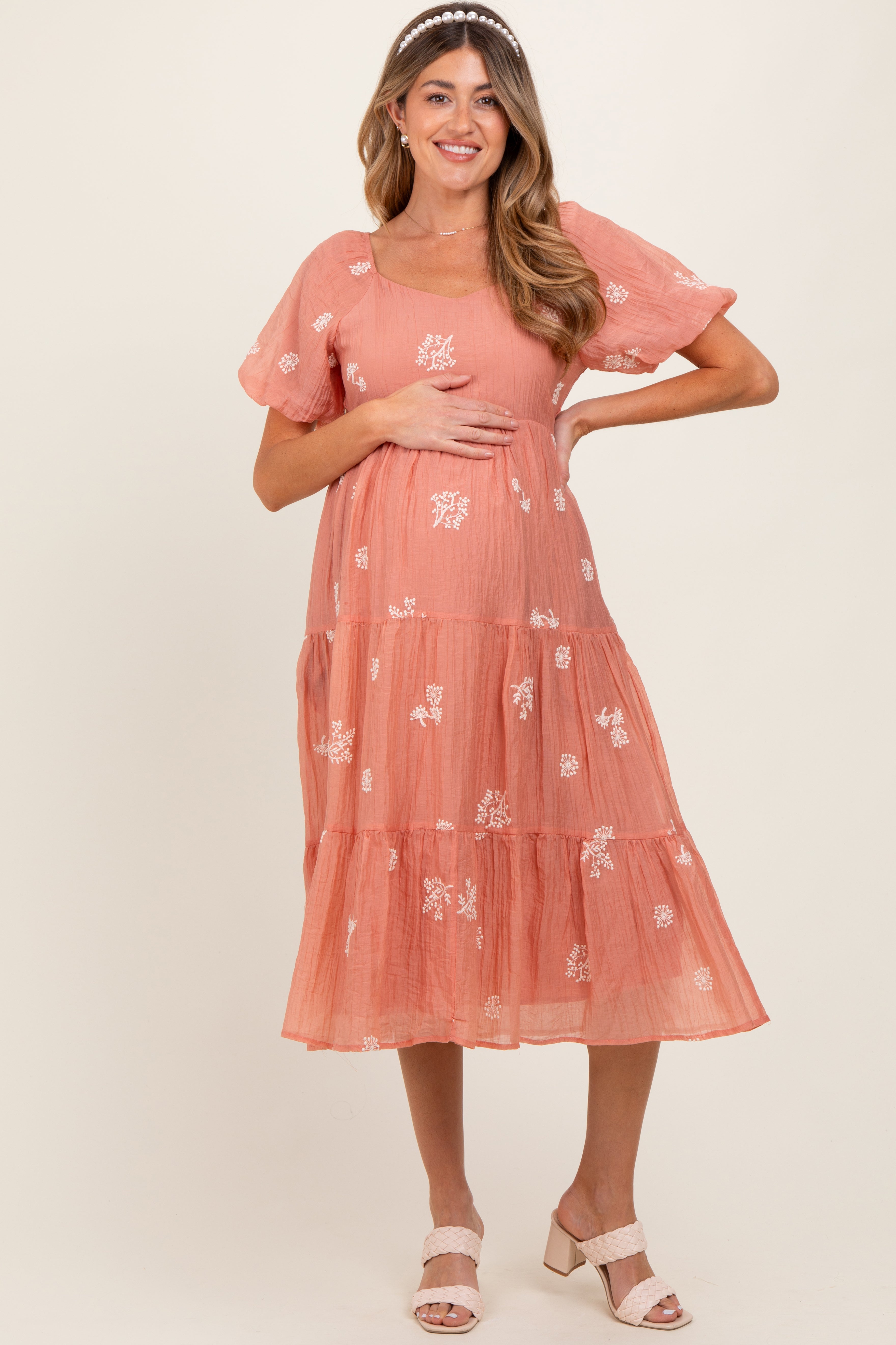Zartrosa besticktes gestuftes Umstands-Midikleid mit Blumenmuster