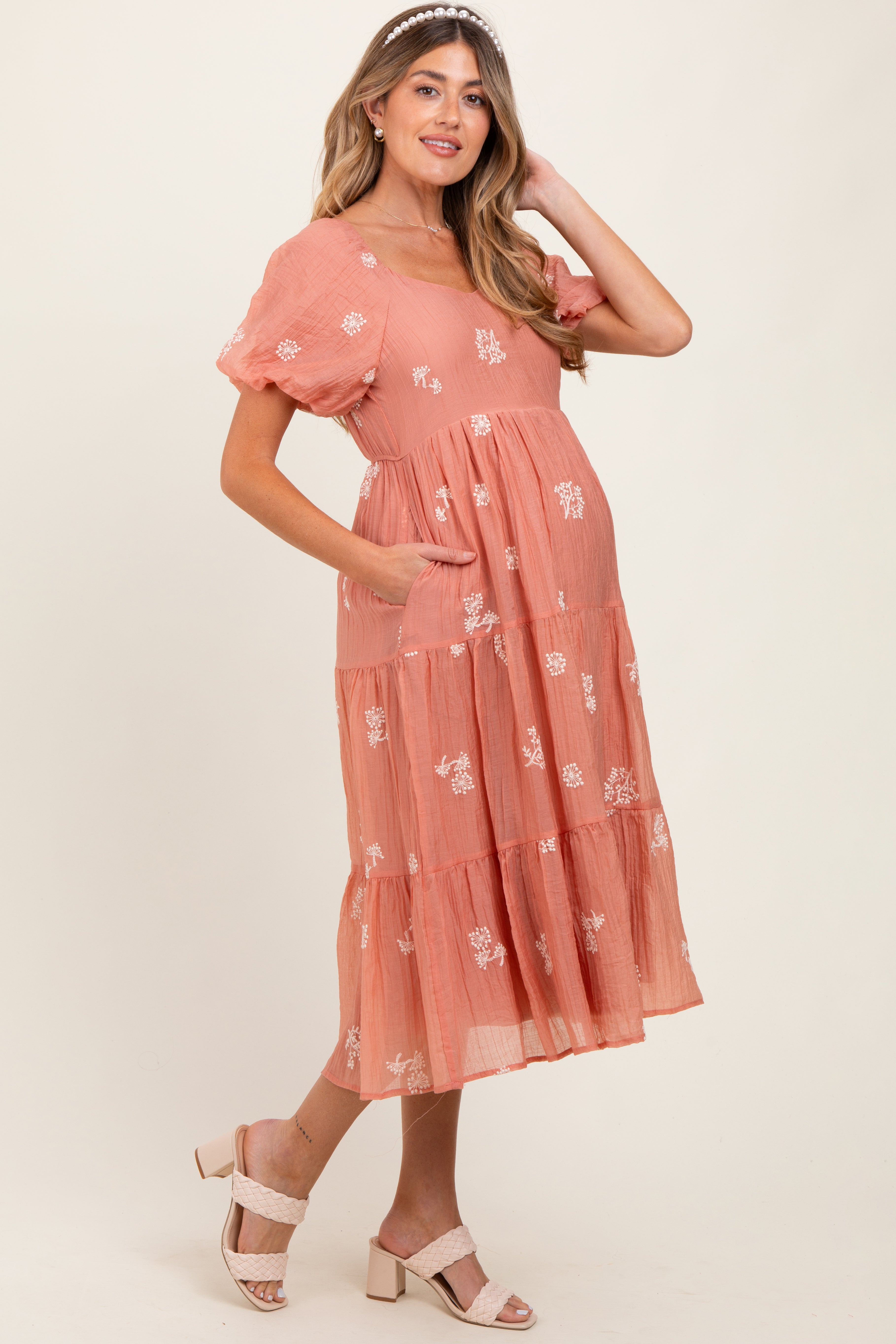 Zartrosa besticktes gestuftes Umstands-Midikleid mit Blumenmuster