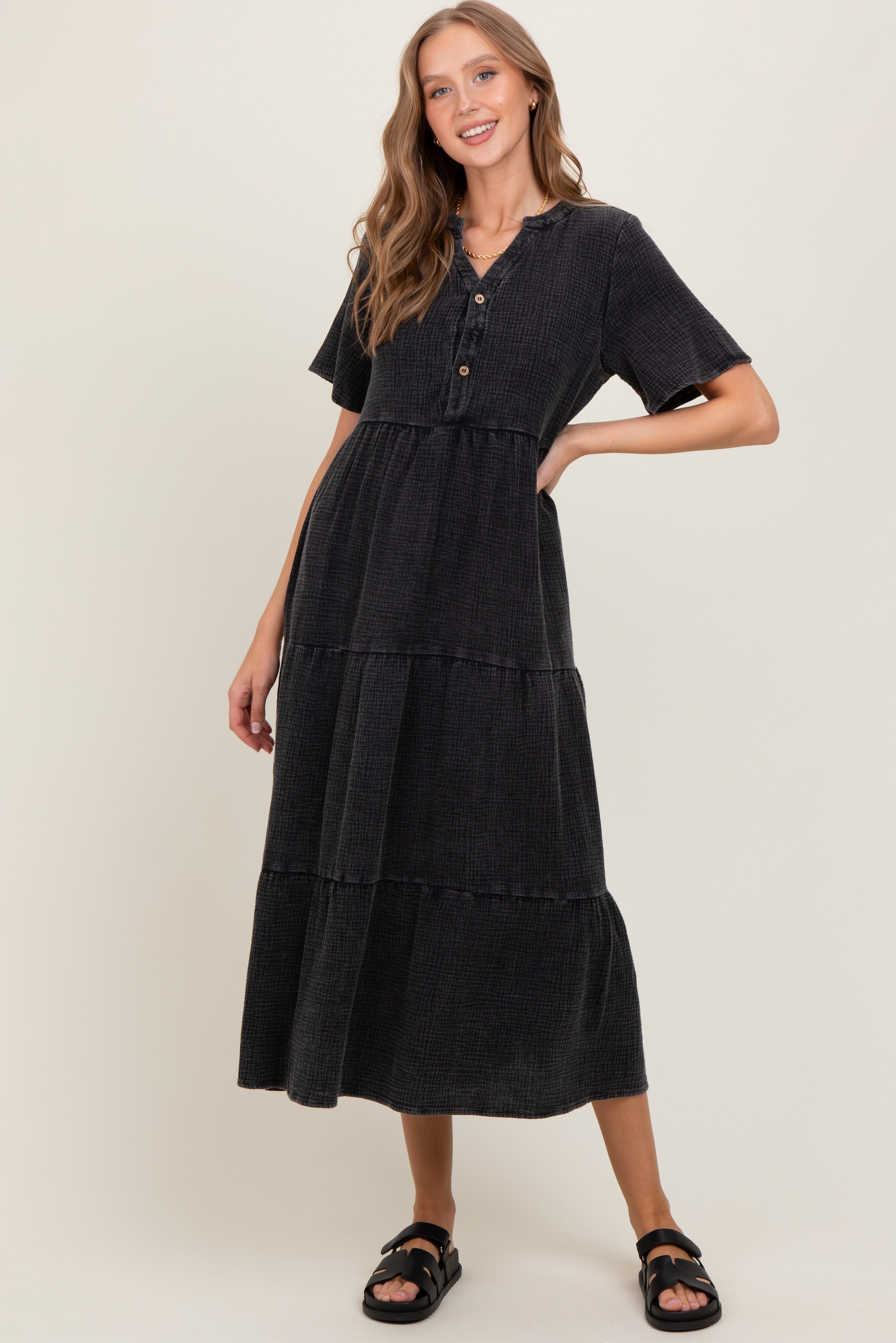 Schwarzes Umstands-Maxikleid mit Knopfleiste und Stufenrock