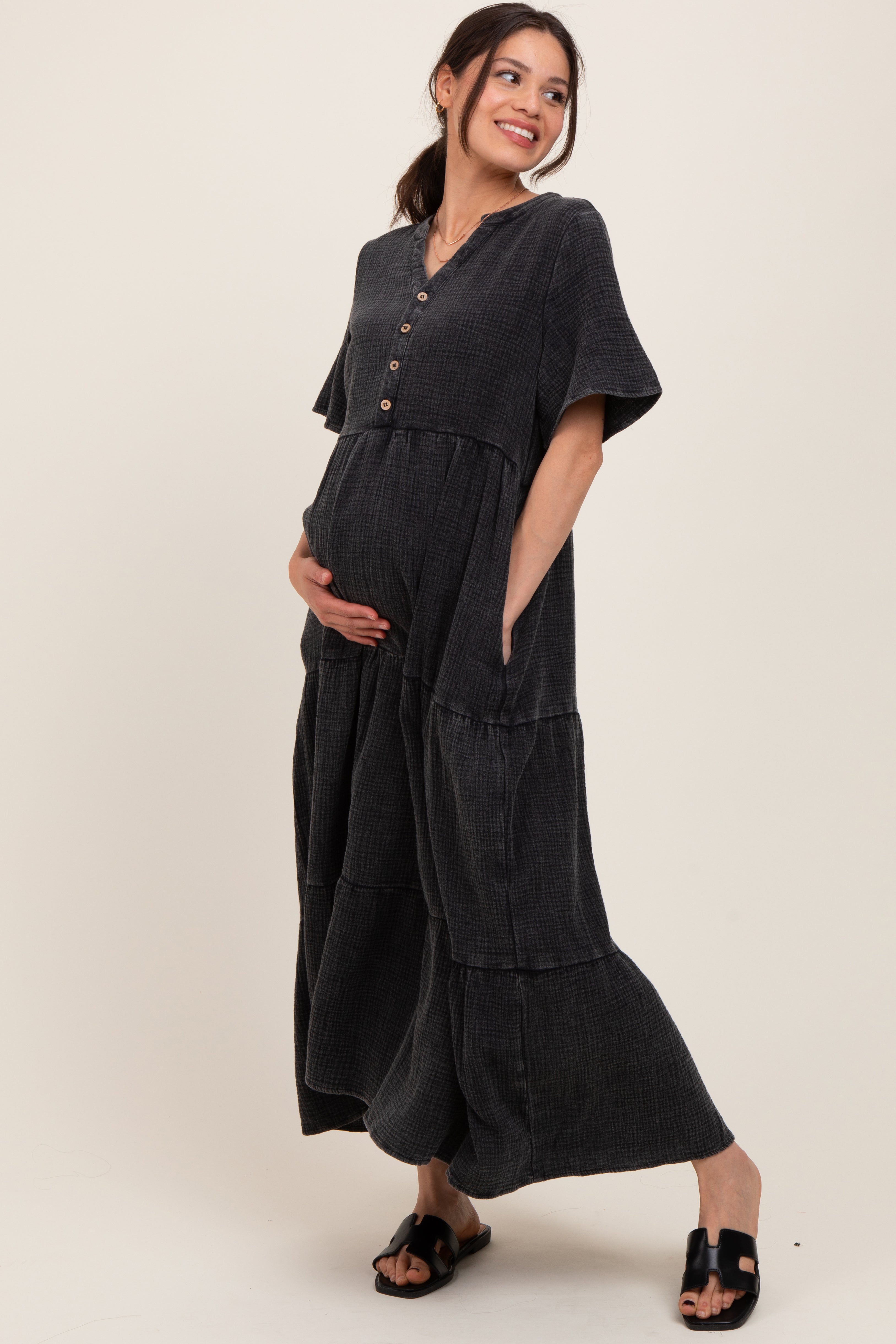 Schwarzes Umstands-Maxikleid mit Knopfleiste und Stufenrock