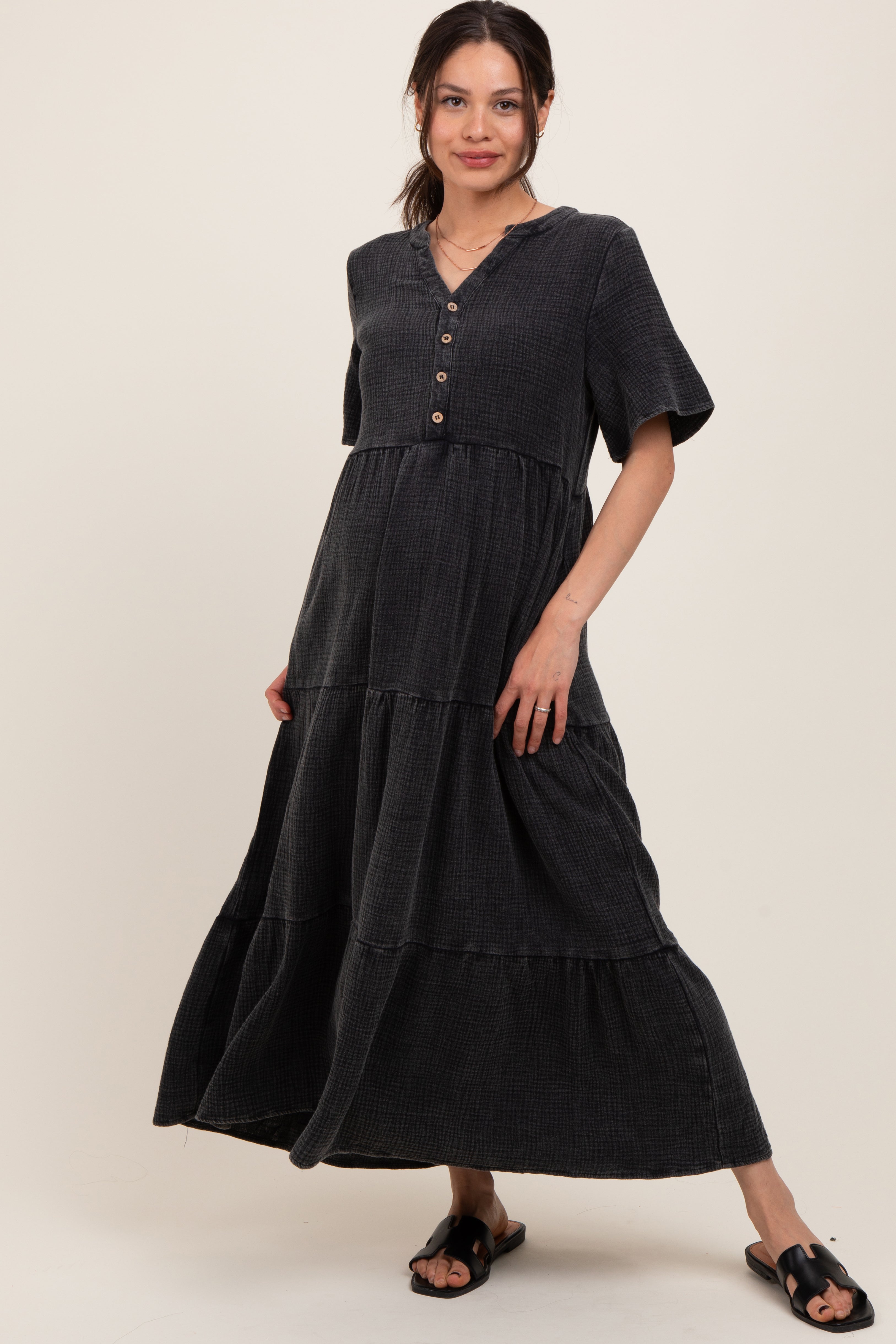 Schwarzes Umstands-Maxikleid mit Knopfleiste und Stufenrock